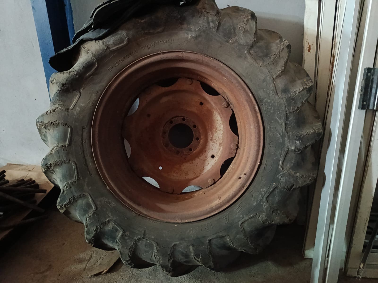 Pneu de tracteur avec jante | Tractor tyre with rim