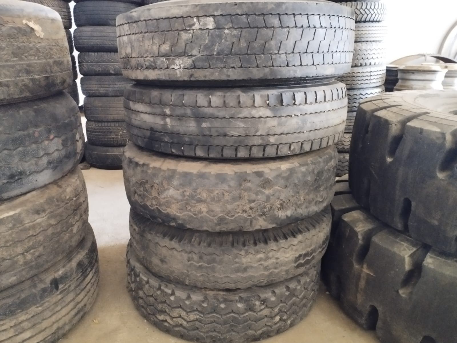 Pneus Goodyear avec jantes | Goodyear tyres with rims — image 1