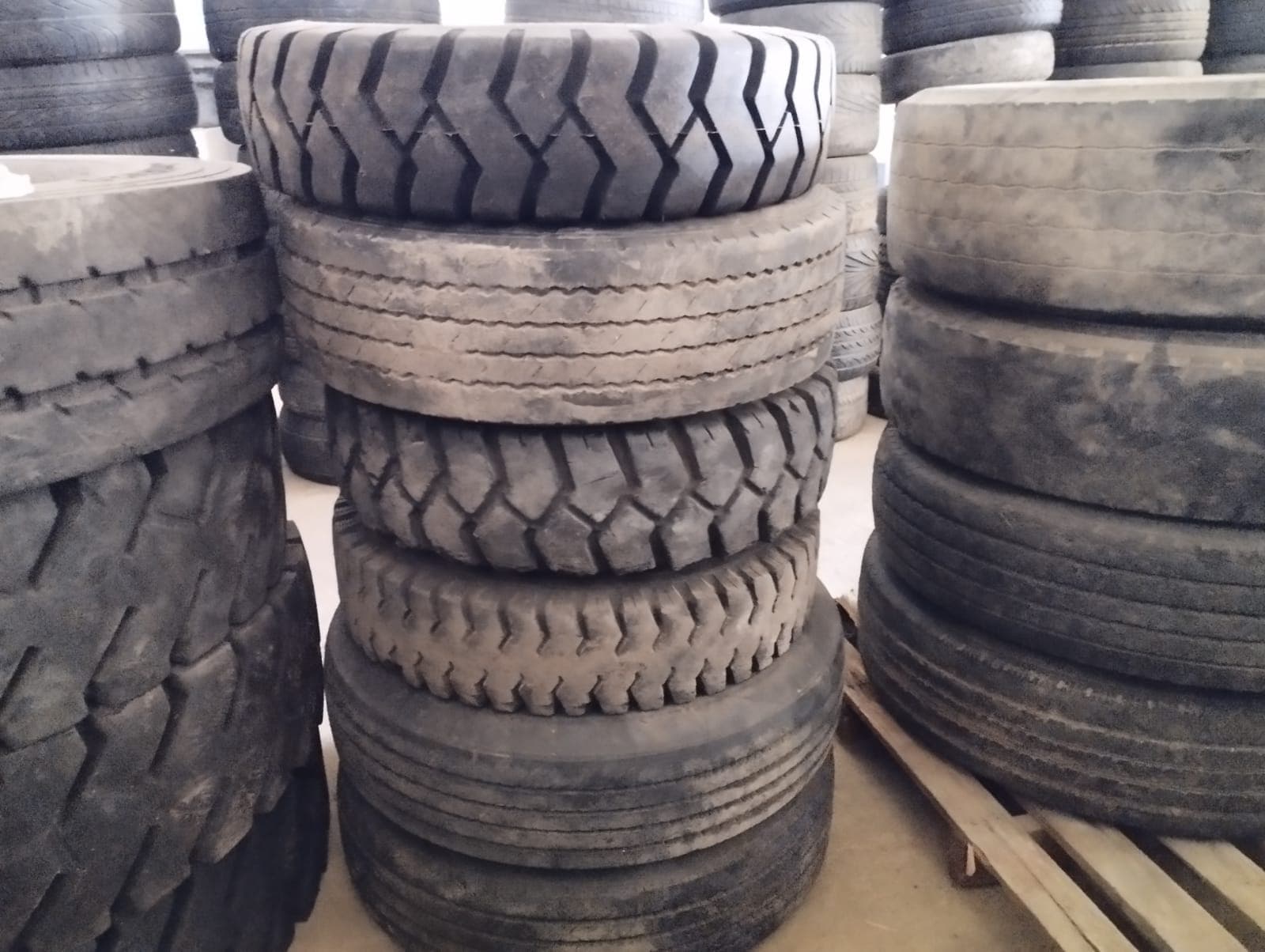 Pneus avec jantes — 6 unités | Tyres with rims — 6 units — image 1