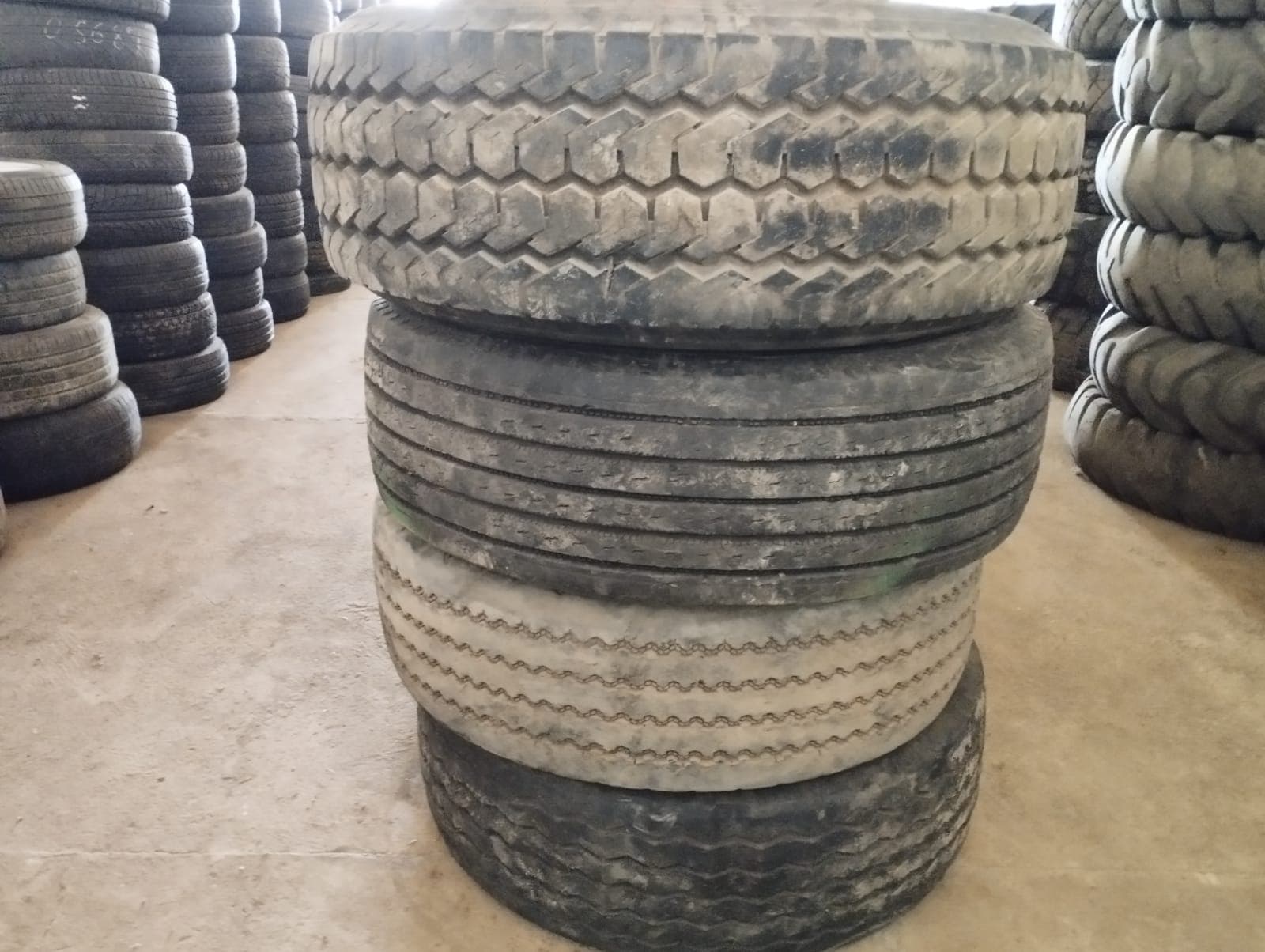 Pneus — 4 unités | Tyres — 4 units — image 1