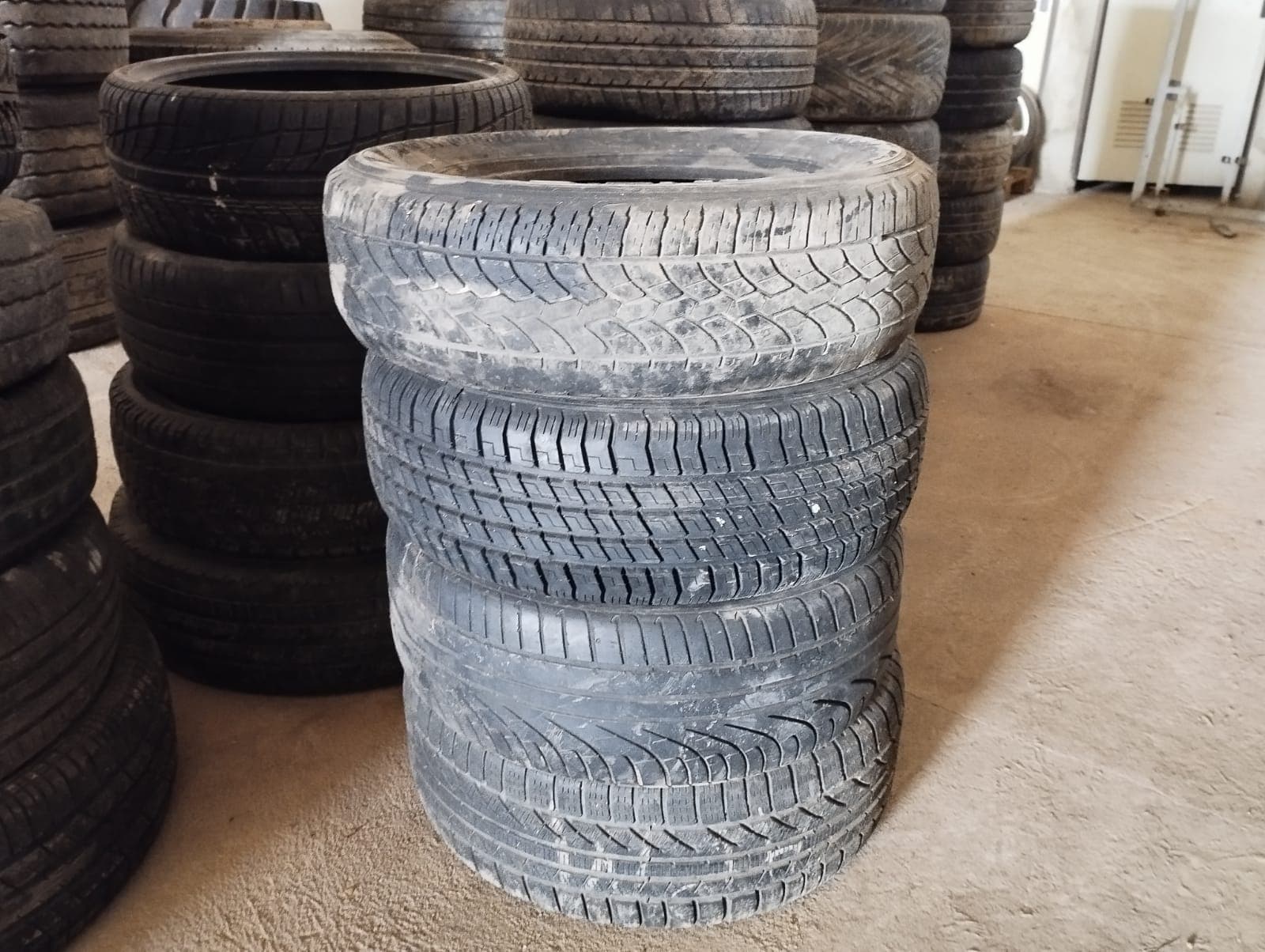 Pneus — 8 unités | Tyres — 8 units — image 1