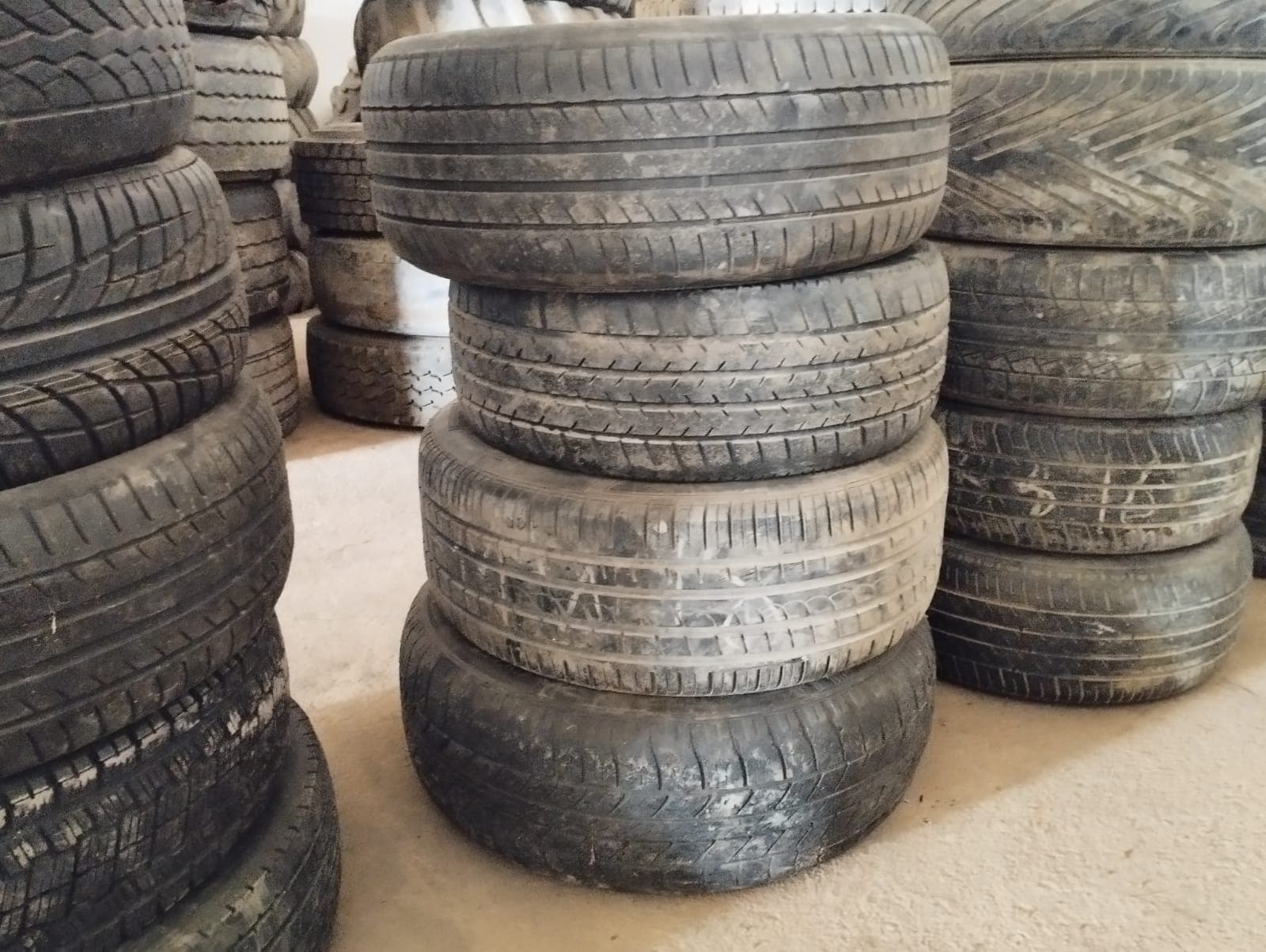 Tyres with rims — image 1