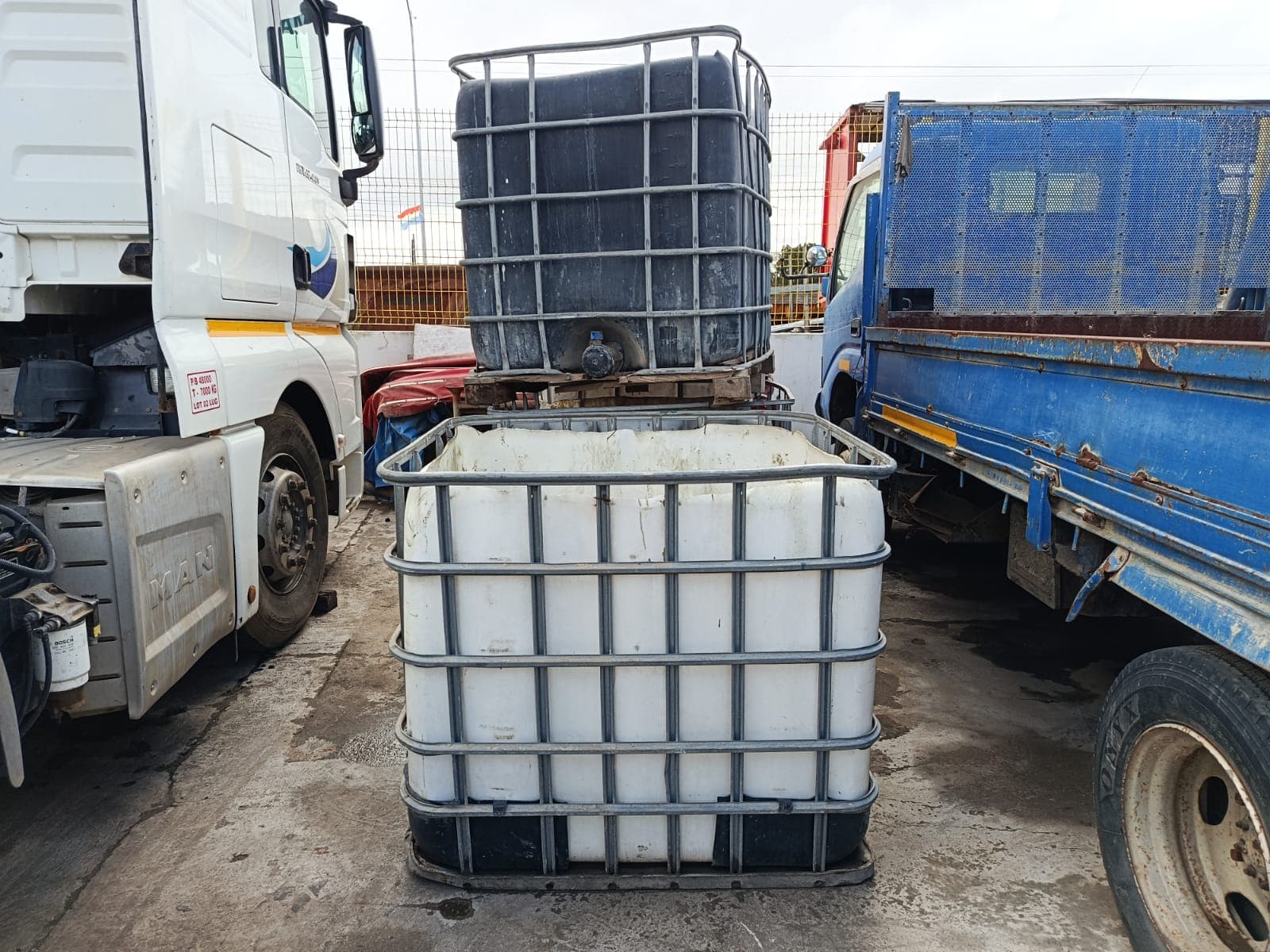 Plastic tanks — image 1