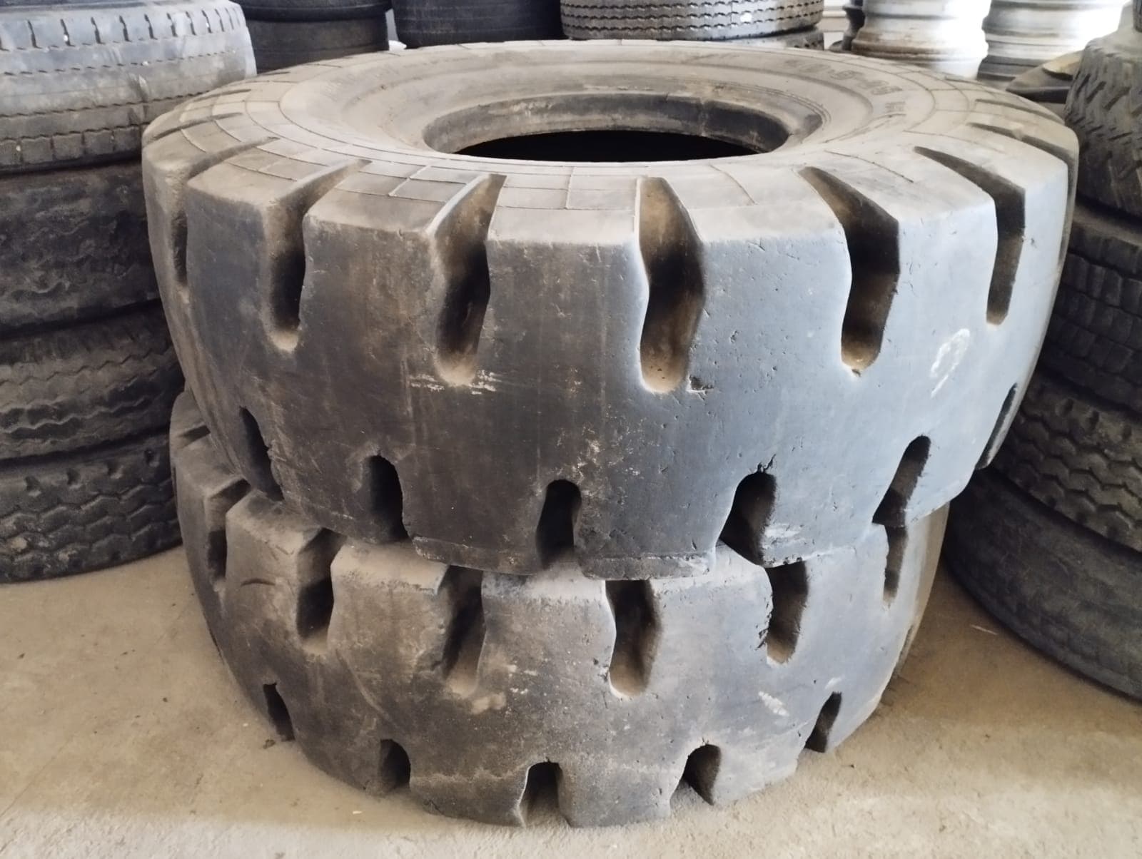 Tyres — Dunlop — image 1