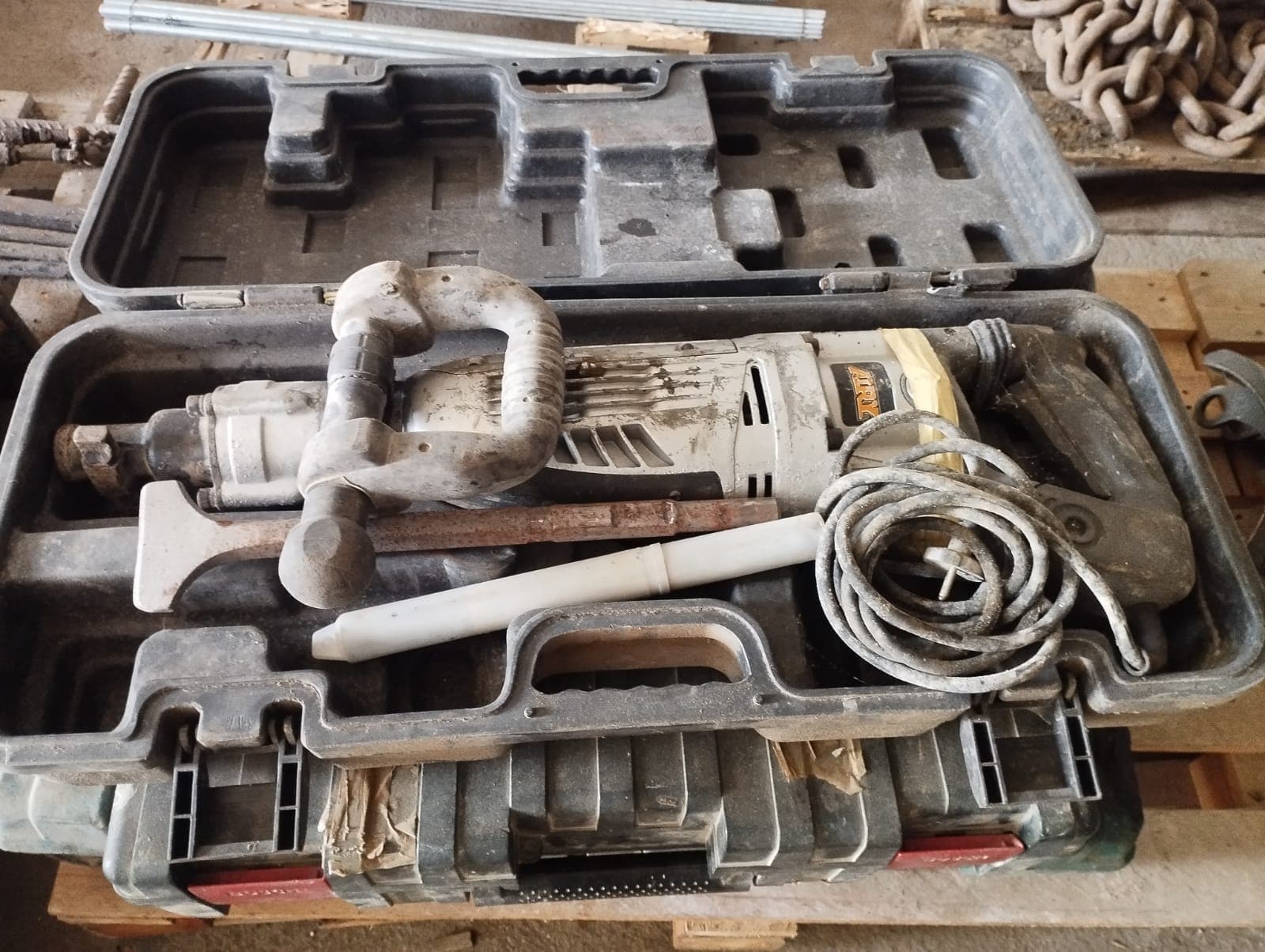 Meuleuses, perceuses et marteaux-piqueurs électriques | Angle grinders, drills and electric breakers