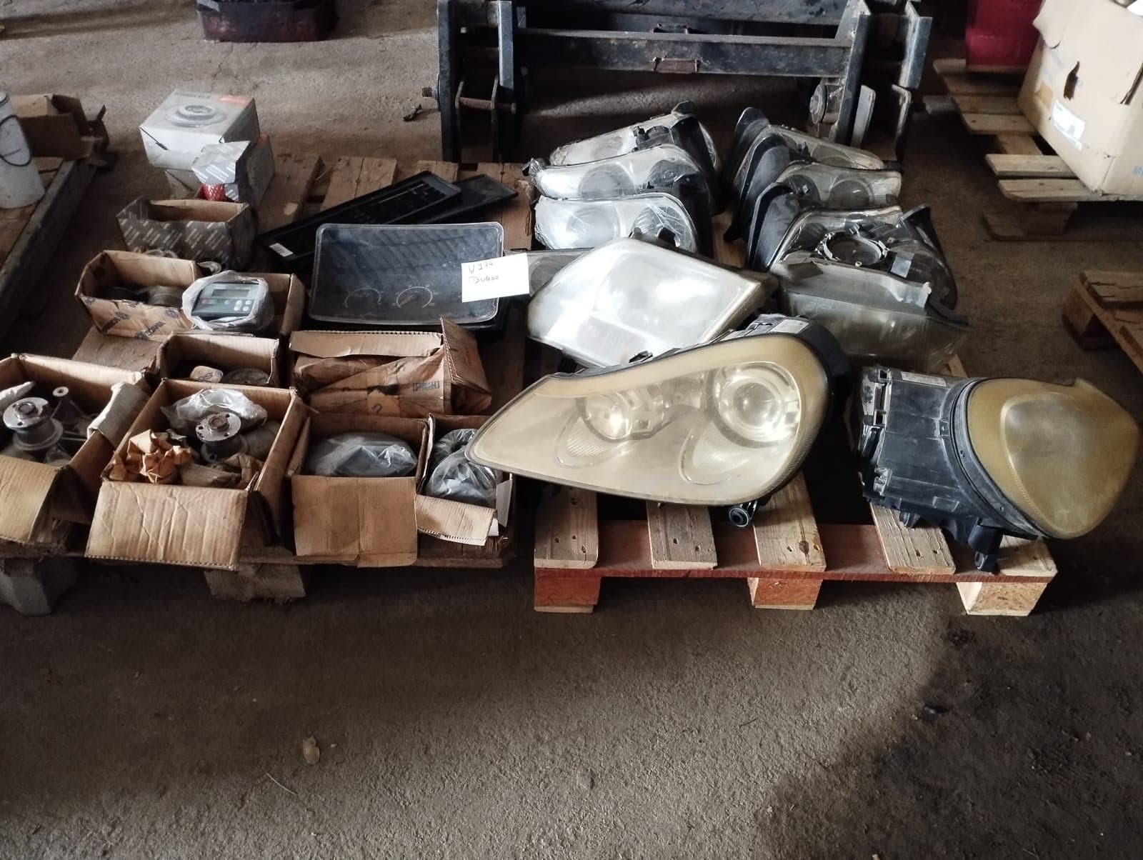 Phares, pompes à eau et pièces électriques pour véhicules et générateurs | Headlights, water pumps and electrical parts for vehicles and generators — image 1