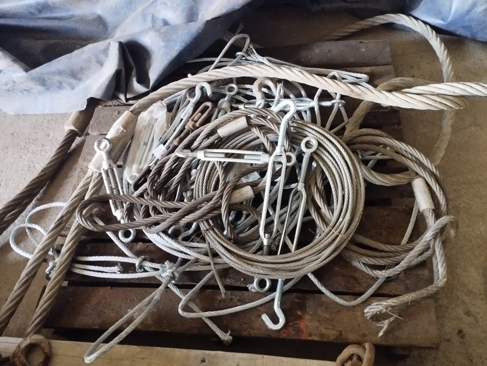 Steel cables and twenty steel lashing bars — image 1