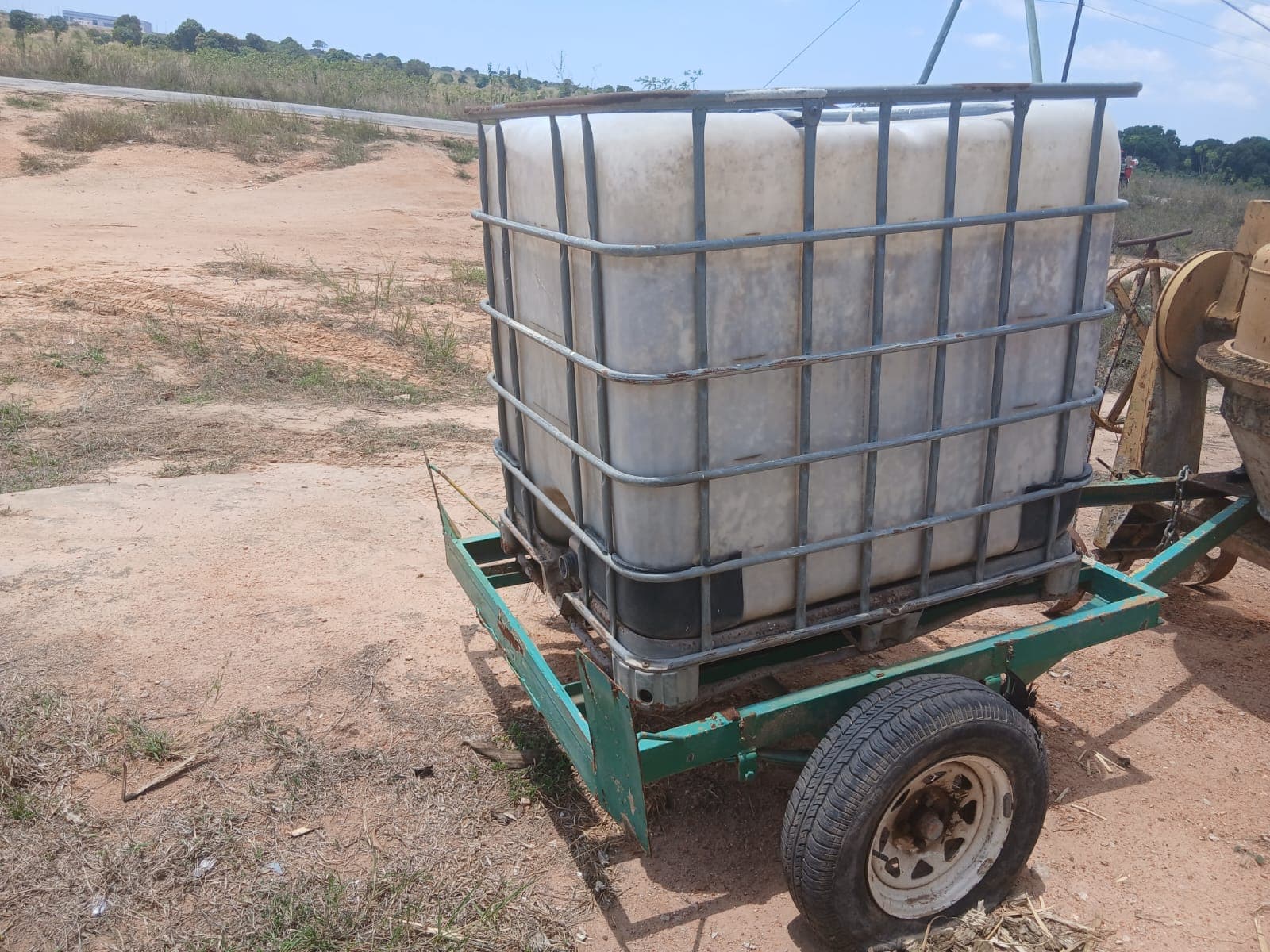 Remorque avec réservoir de 1000l | Trailer with 1000 l tank — image 1