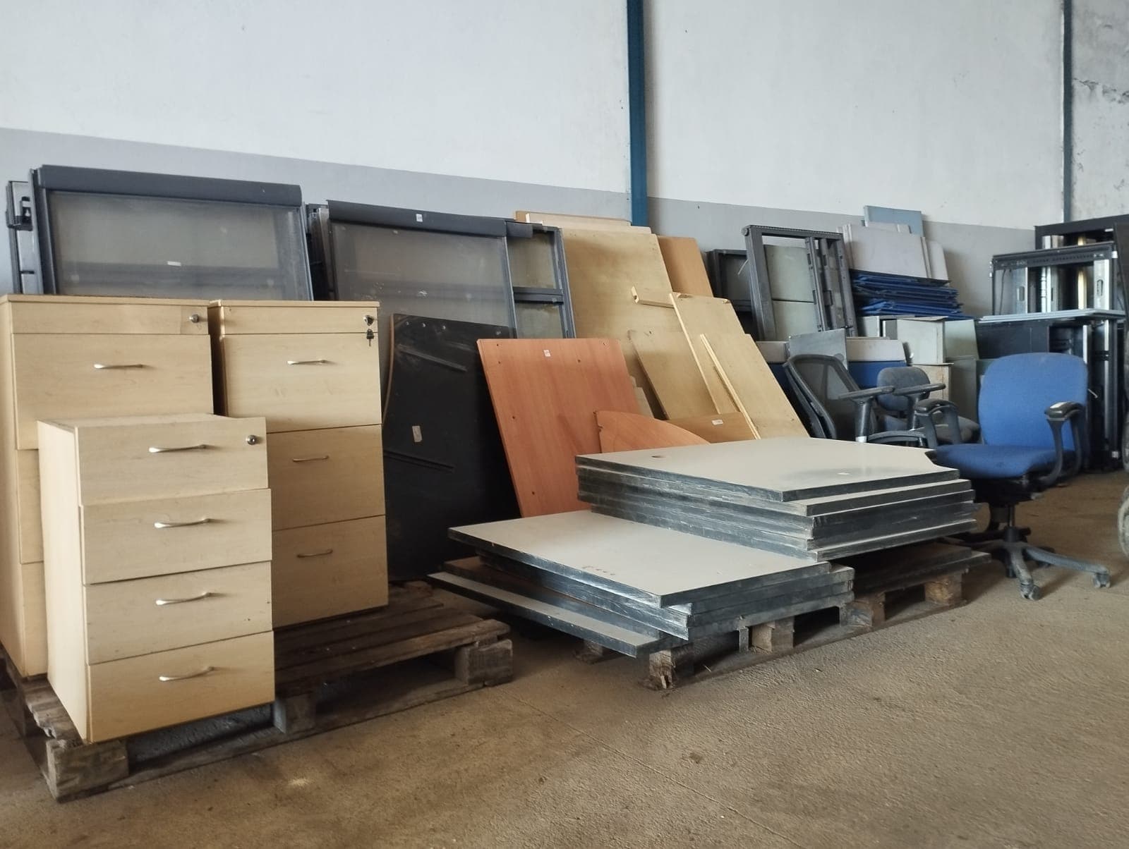 Office furniture — image 2