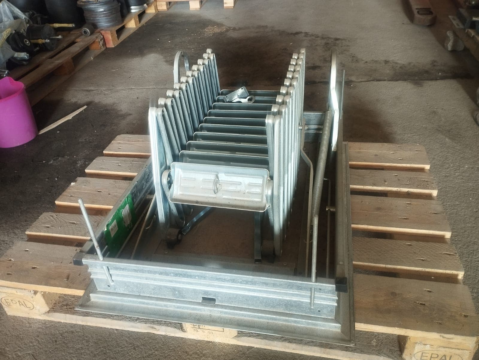 Échelle rétractable en acier galvanisé | Galvanised steel retractable ladder — image 1