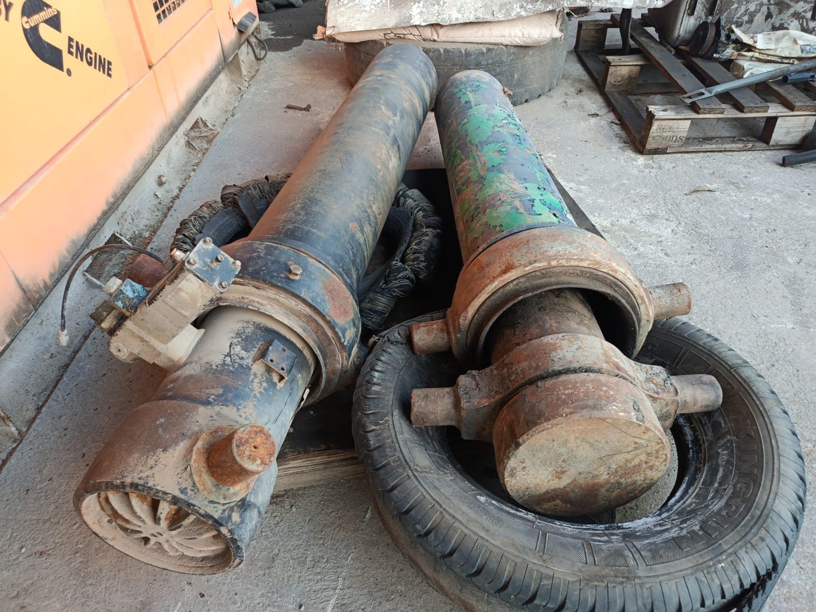 Hydraulic cylinders — image 1