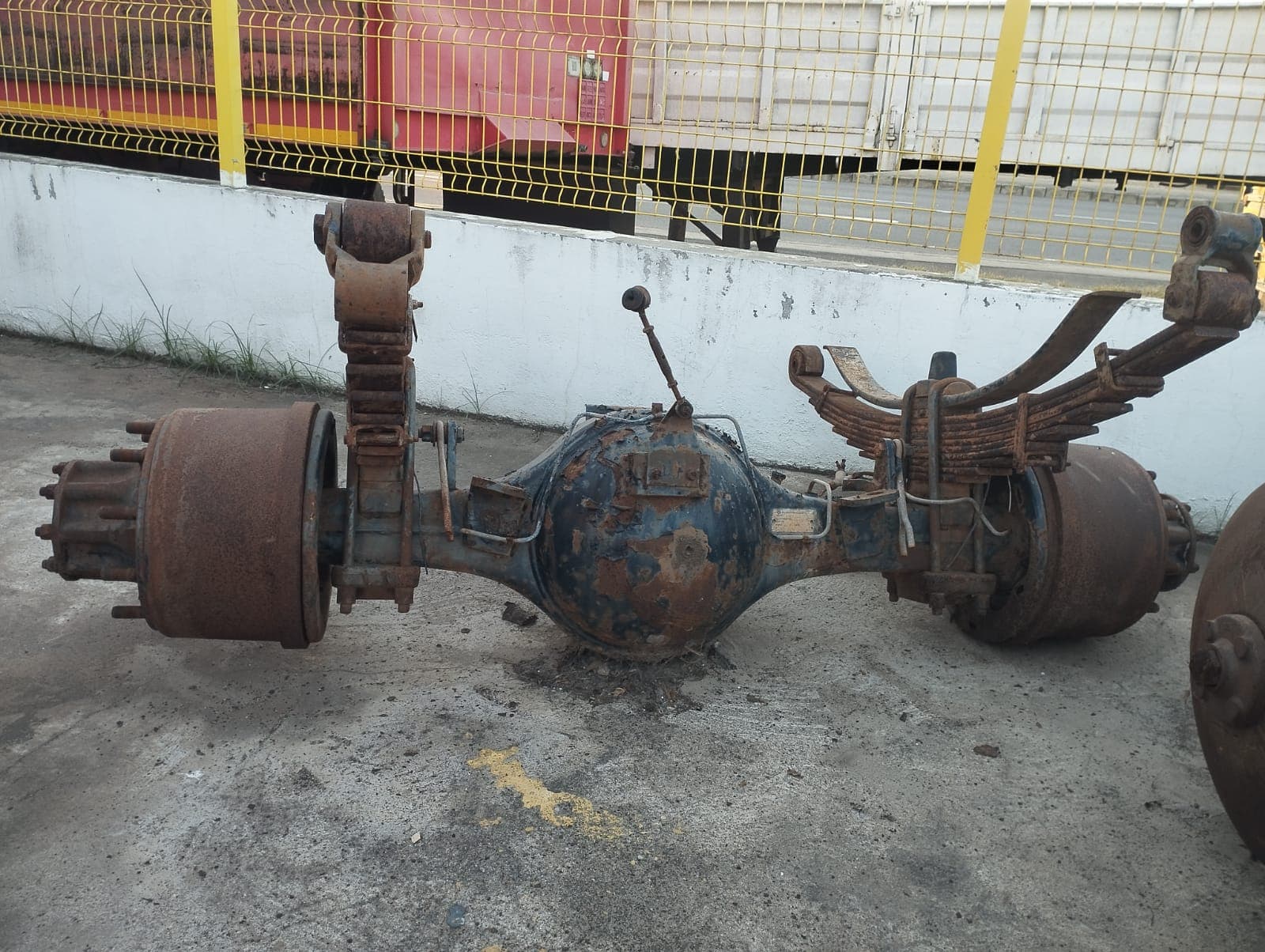 Essieu arrière complet d'un véhicule lourd | Complete heavy vehicle rear axle — image 1