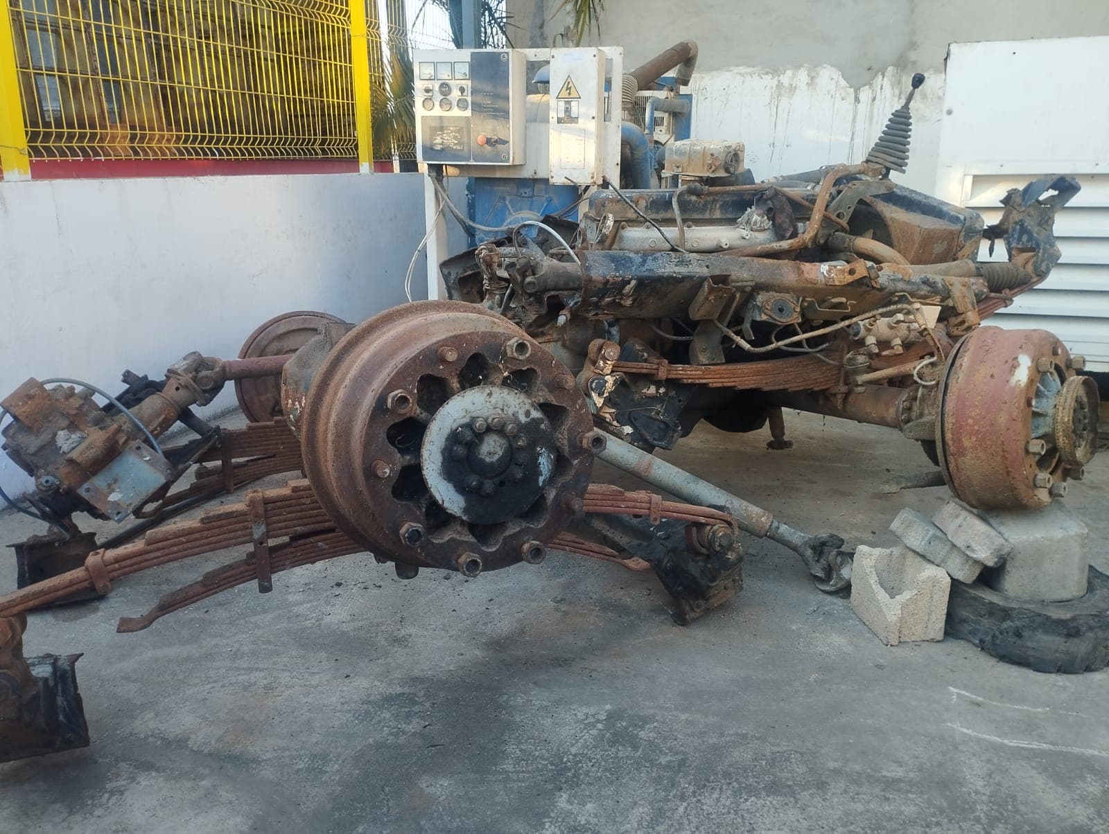 Diesel engine and truck rear axle with differential and brakes | Diesel engine and truck rear axle with differential and brakes — image 1