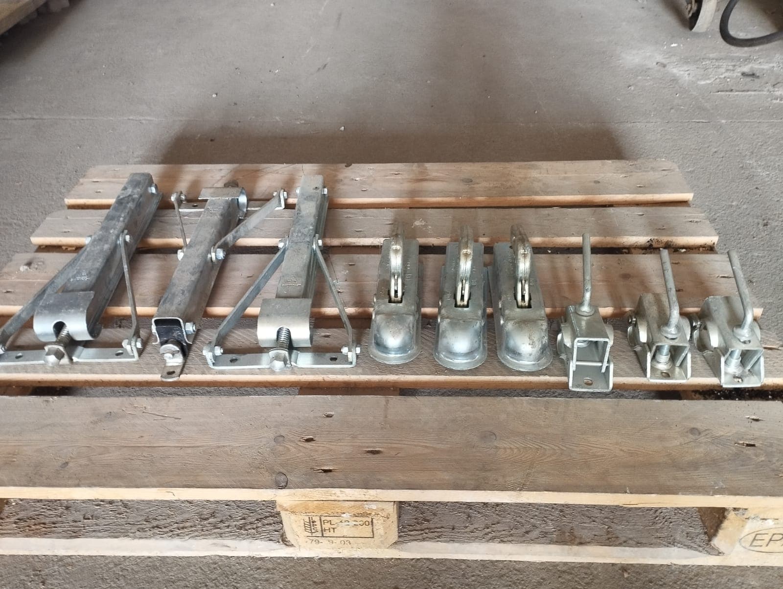 Colliers, attelages de remorque et crics de support pour remorques | Clamps, tow hitches and trailer jacks — image 1
