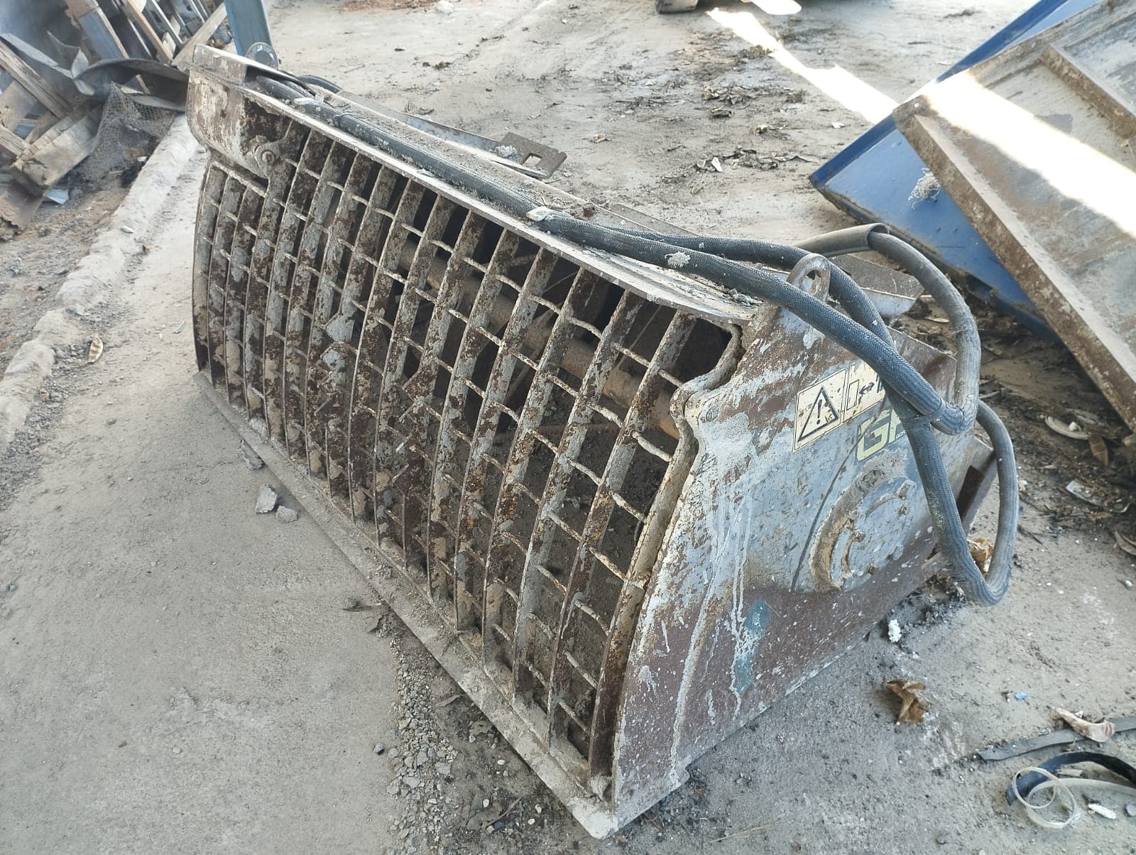Seau mélangeur à béton | Concrete mixing bucket