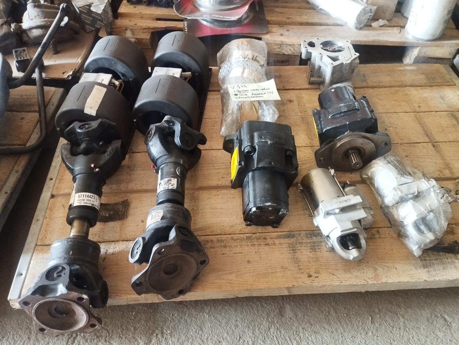 Moteurs de démarrage, pompes hydrauliques et cardans pour machines et camions | Starter motors, hydraulic pumps and cardan shafts for machines and trucks