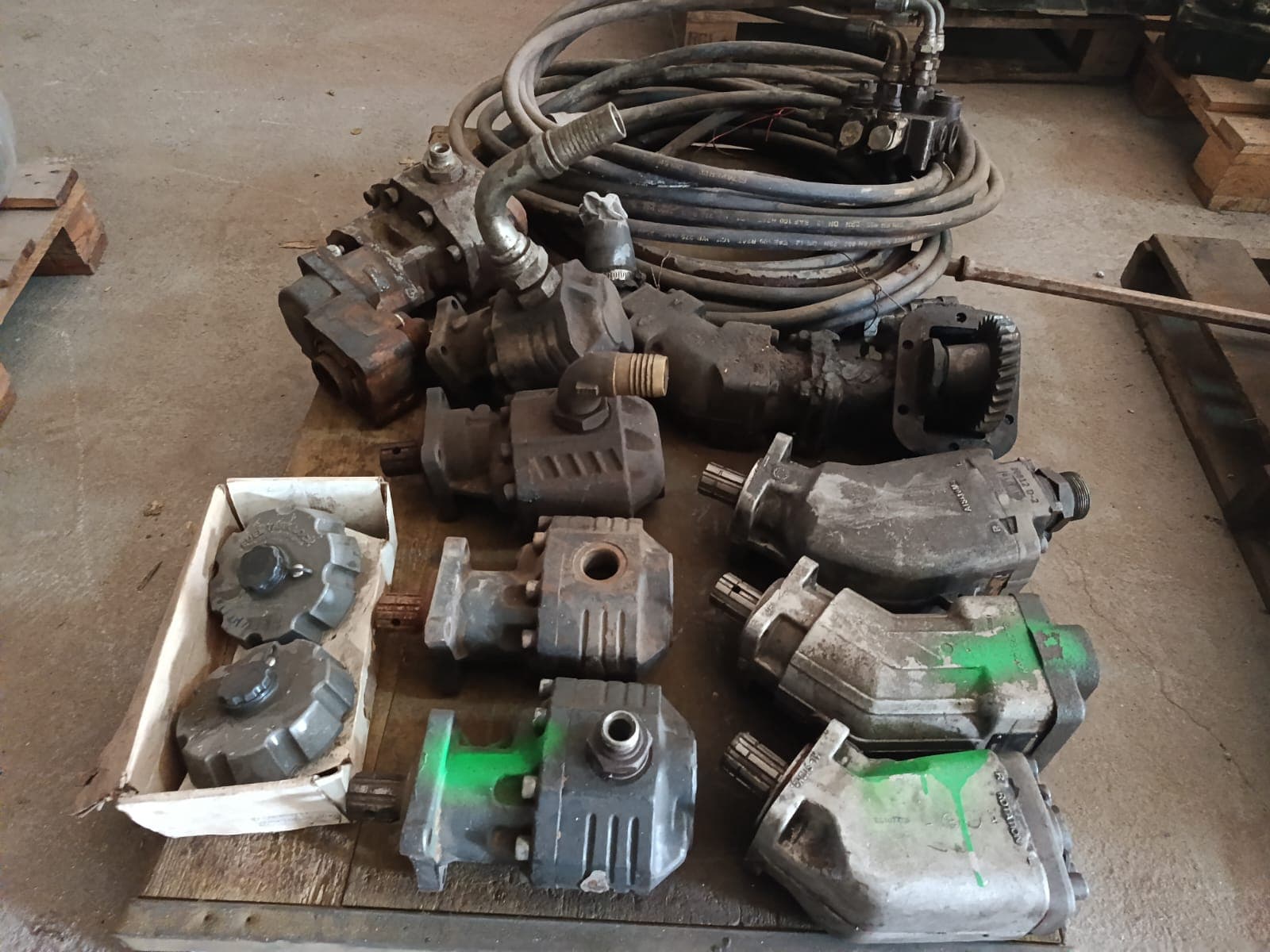 Pompes hydrauliques et deux bouchons de carburant | Hydraulic pumps and two fuel caps
