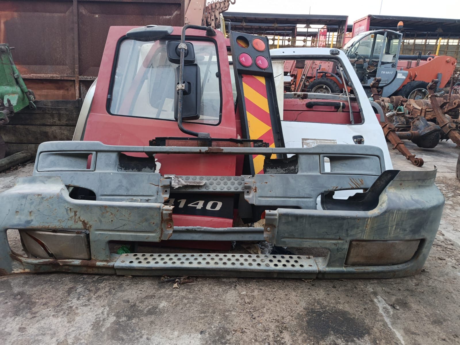 Pare-chocs, portes et capot pour camion Mercedes-Benz Actros | Bumpers, doors and bonnet for Mercedes-Benz Actros truck