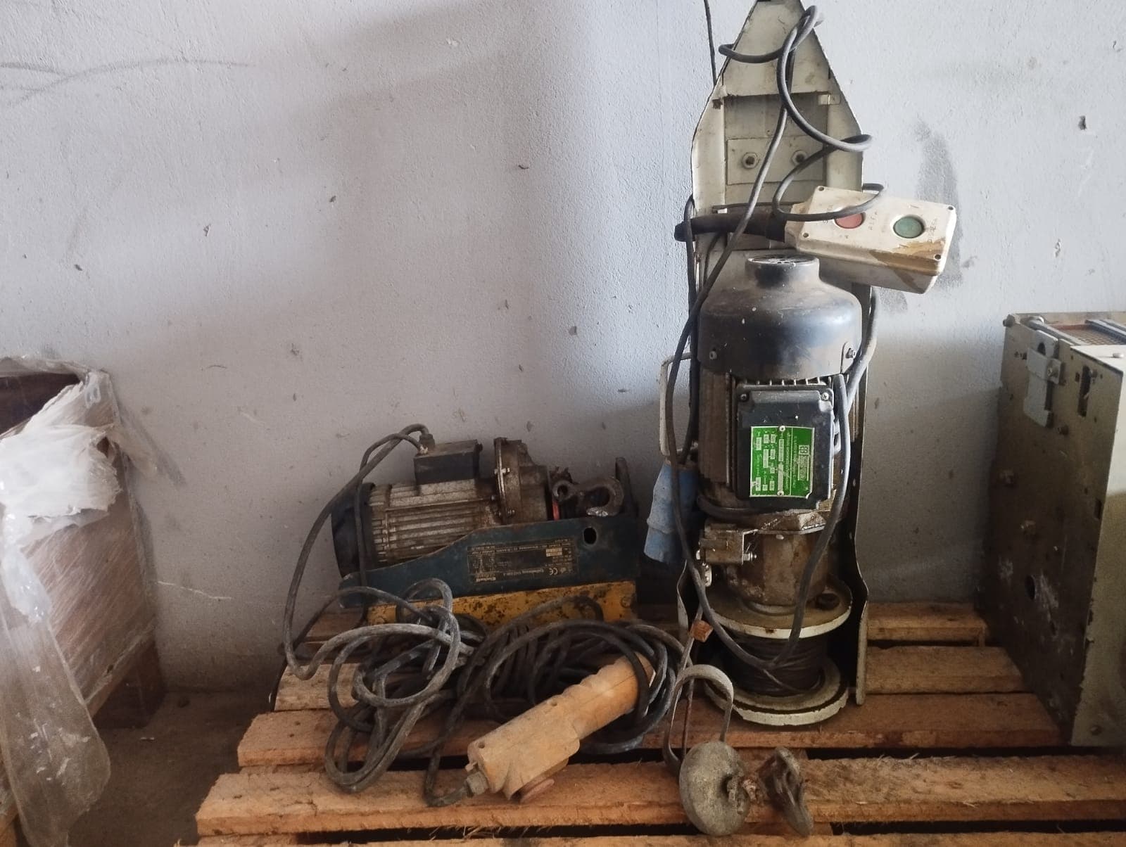 Guinchos elétricos portáteis | Portable electric winches