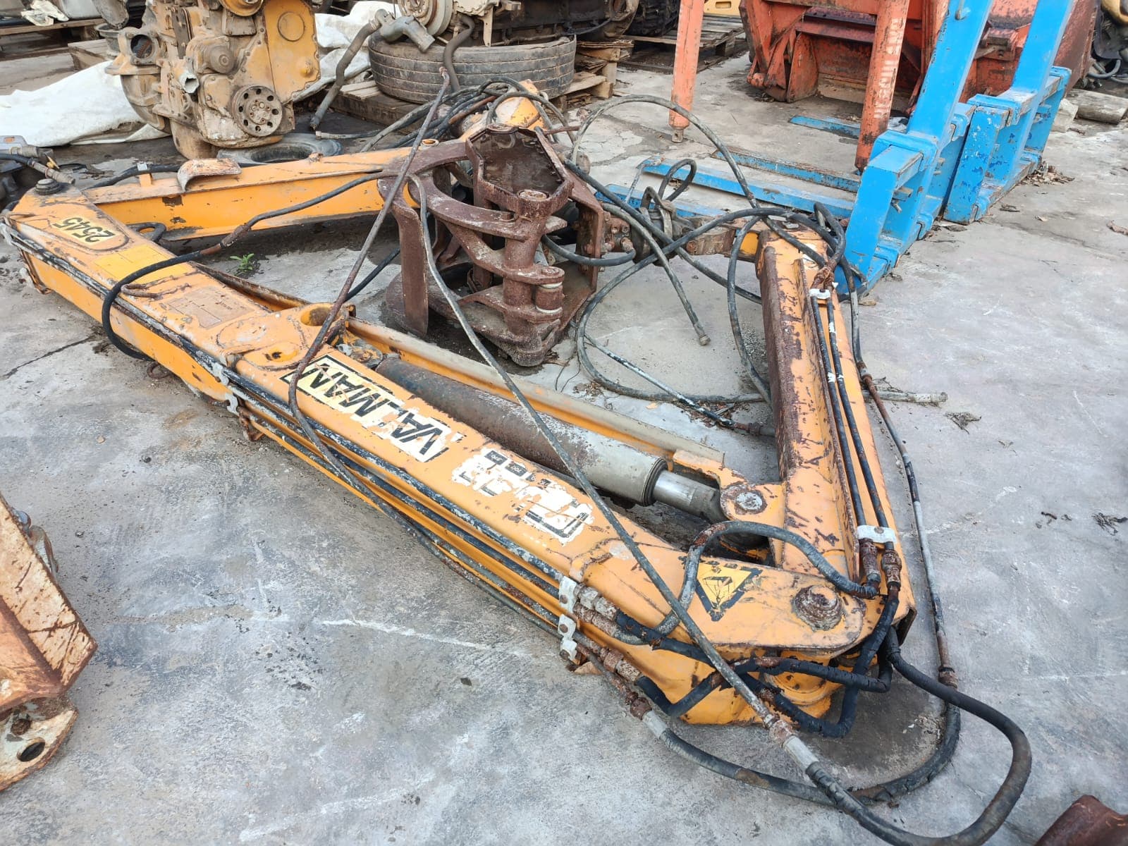 Uma lança hidráulica | Hydraulic boom — image 1
