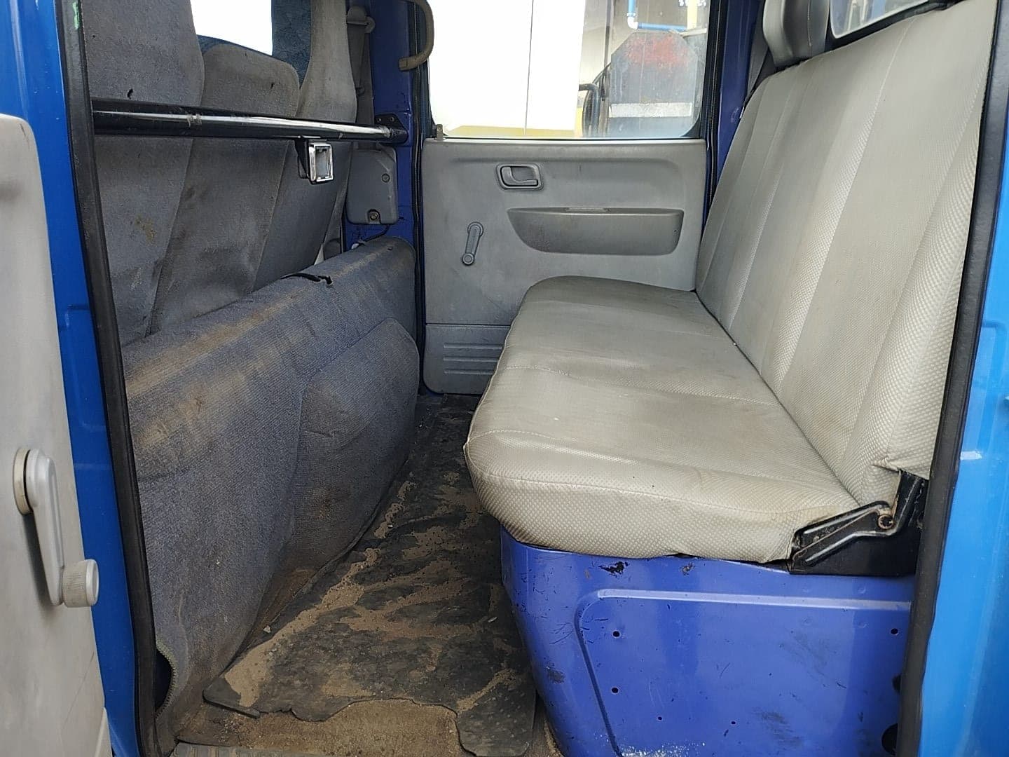 Vehículo ligero — Mitsubishi Canter 4X4 — 2003 | Light vehicle — Mitsubishi Canter 4X4 — 2003 — imagen 2
