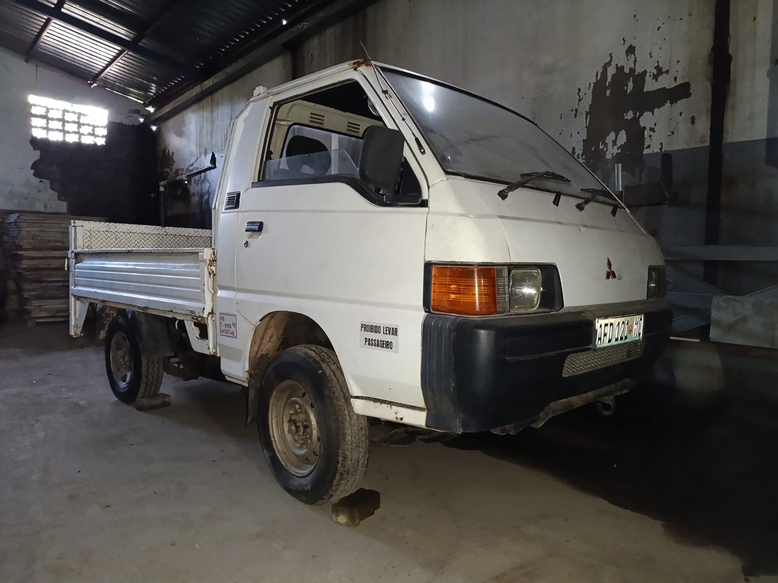 Véhicule léger — Mitsubishi Delica Truck 4X4 | Light vehicle — Mitsubishi Delica Truck 4X4