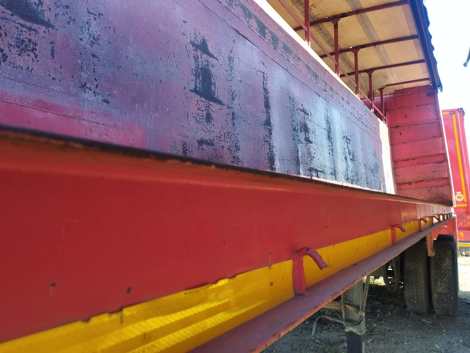 Semirremolque — Henred Fruehauf double axle tautliner | Semi-trailer — Henred Fruehauf double axle tautliner — imagen 5