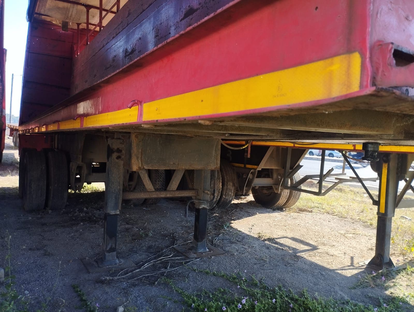Semirremolque — Henred Fruehauf double axle tautliner | Semi-trailer — Henred Fruehauf double axle tautliner — imagen 2