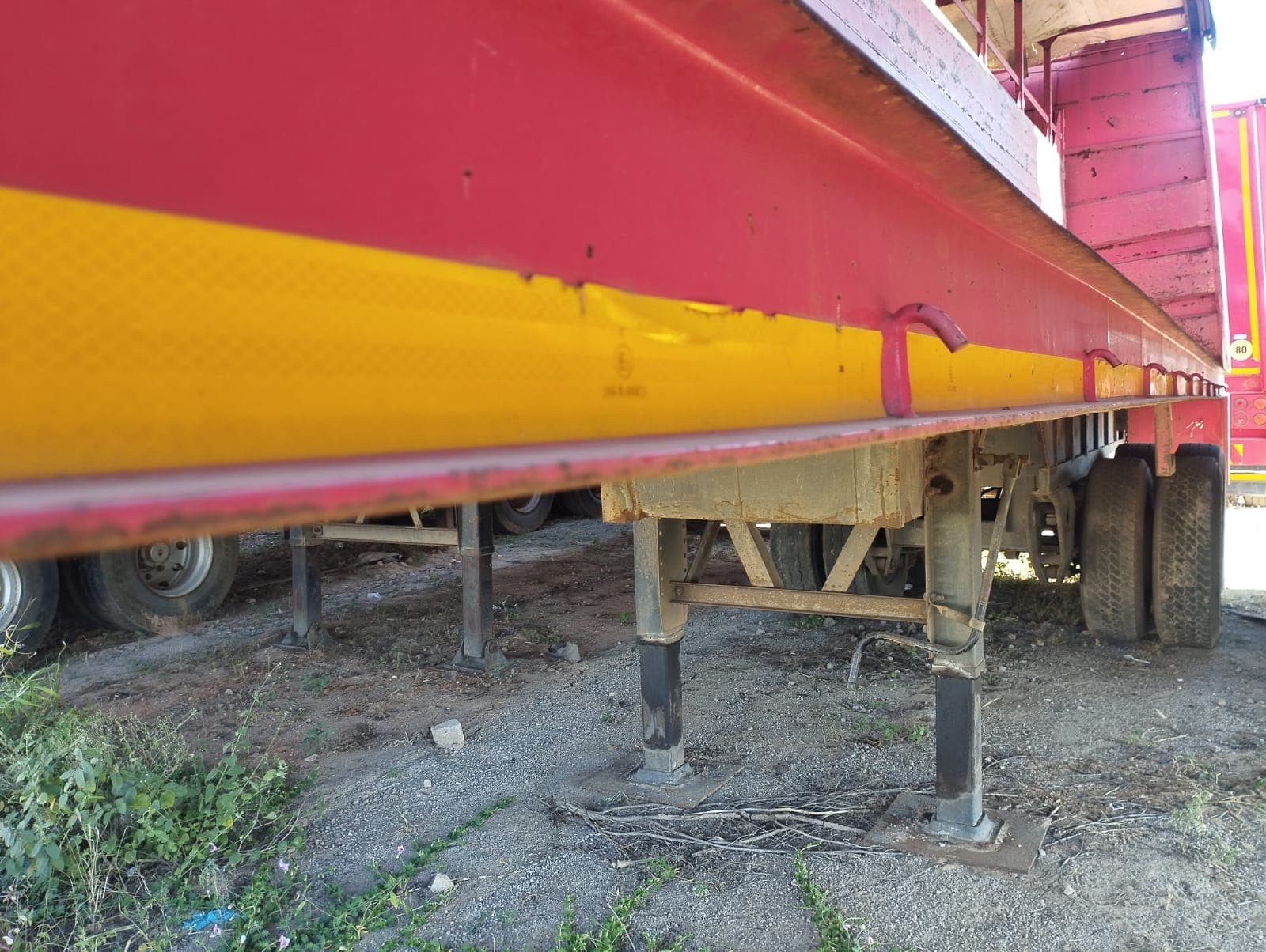 Semirremolque — Henred Fruehauf double axle tautliner | Semi-trailer — Henred Fruehauf double axle tautliner — imagen 4
