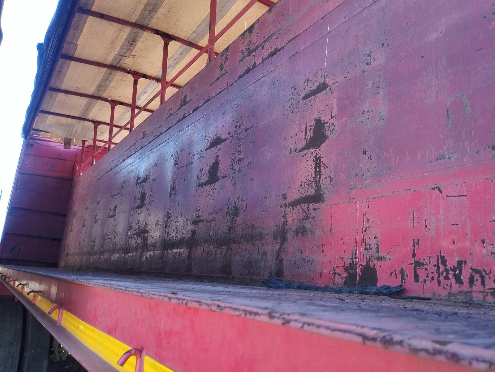 Semirremolque — Henred Fruehauf double axle tautliner | Semi-trailer — Henred Fruehauf double axle tautliner — imagen 3