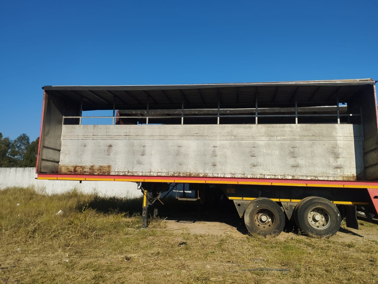 Semirremolque — Henred Fruehauf double axle tautliner | Semi-trailer — Henred Fruehauf double axle tautliner — imagen 8