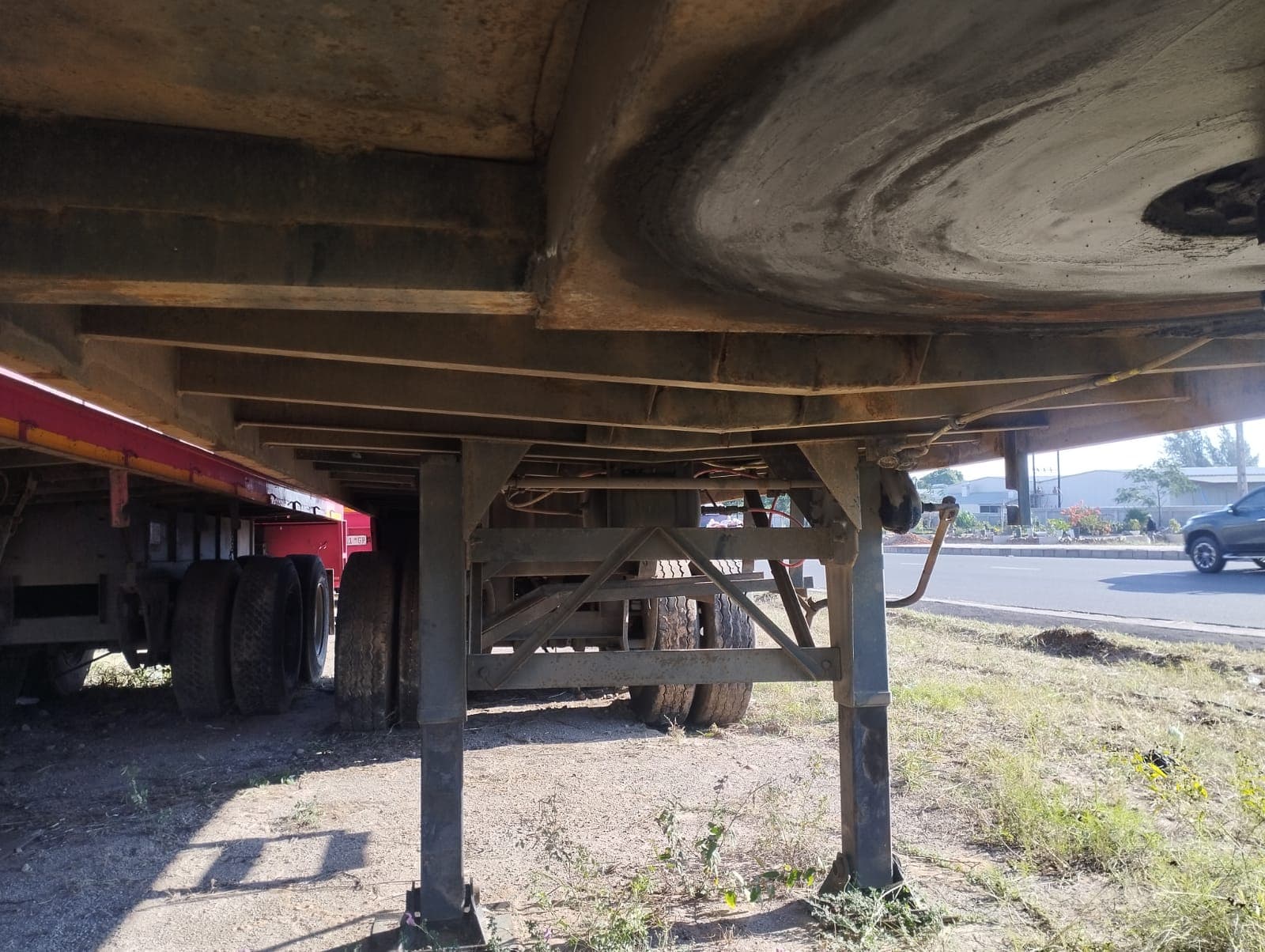 Semirremolque — Henred Fruehauf double axle tautliner | Semi-trailer — Henred Fruehauf double axle tautliner — imagen 3