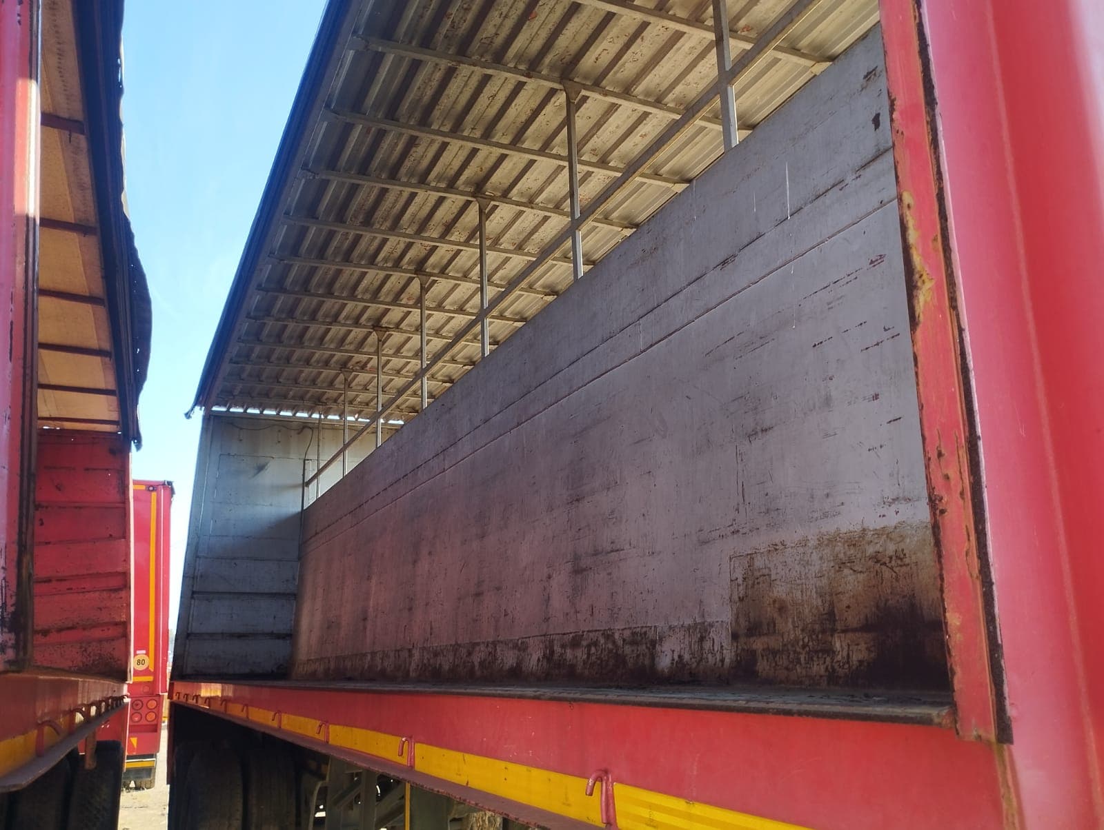 Semirremolque — Henred Fruehauf double axle tautliner | Semi-trailer — Henred Fruehauf double axle tautliner — imagen 4