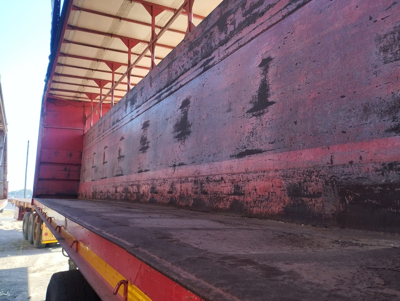 Semirremolque — Henred Fruehauf double axle tautliner | Semi-trailer — Henred Fruehauf double axle tautliner — imagen 4