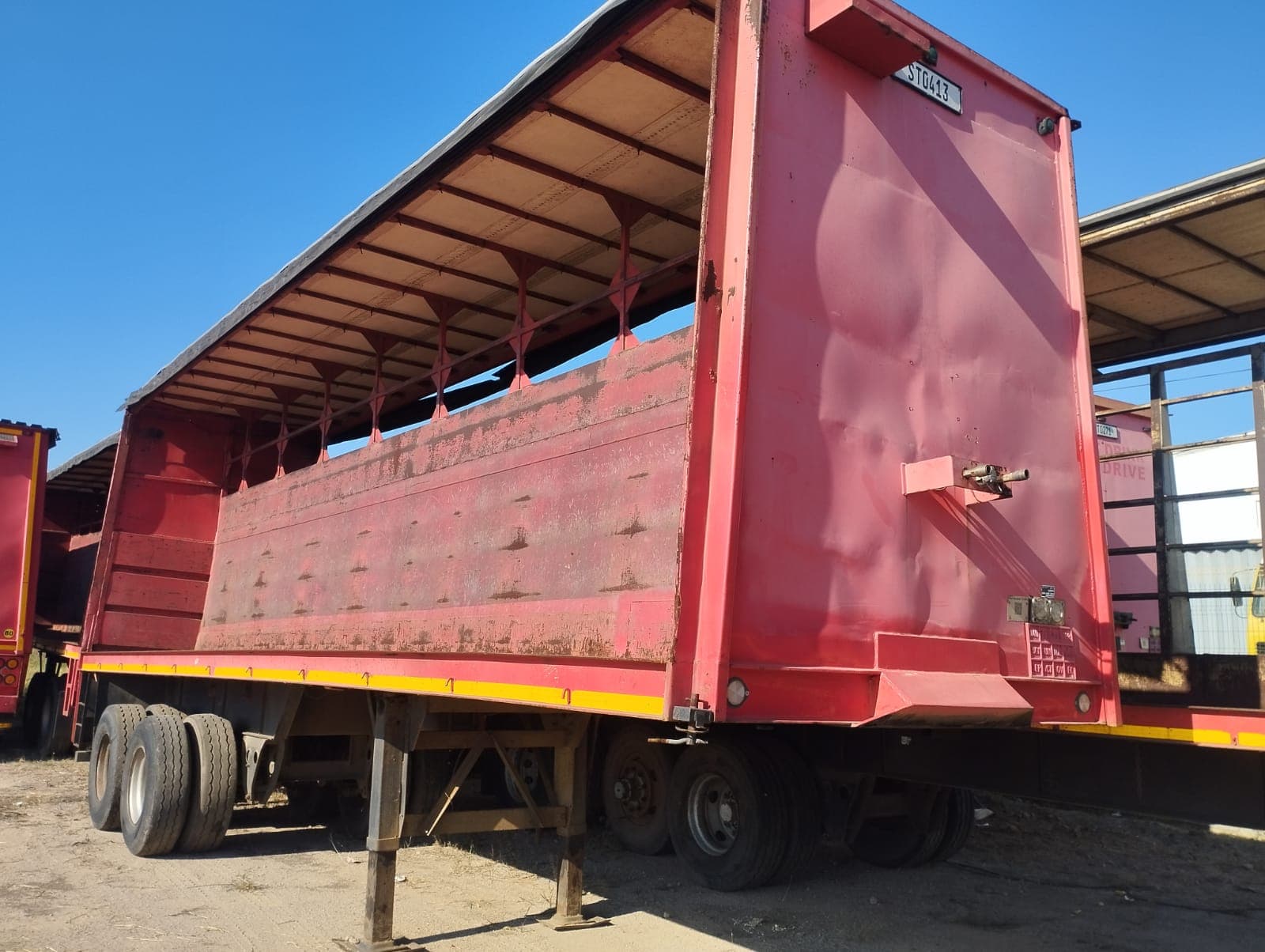 Semirremolque — Henred Fruehauf double axle tautliner | Semi-trailer — Henred Fruehauf double axle tautliner — imagen 8