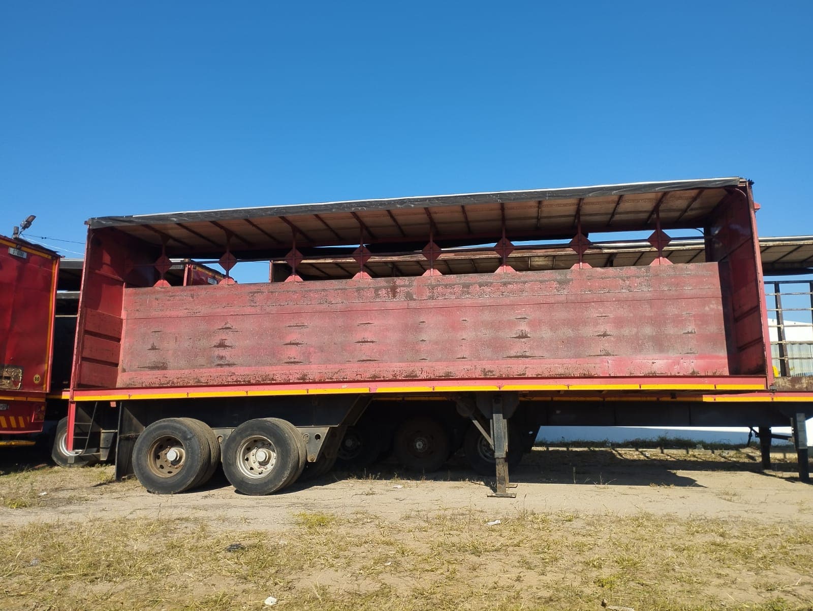 Semirremolque — Henred Fruehauf double axle tautliner | Semi-trailer — Henred Fruehauf double axle tautliner — imagen 9