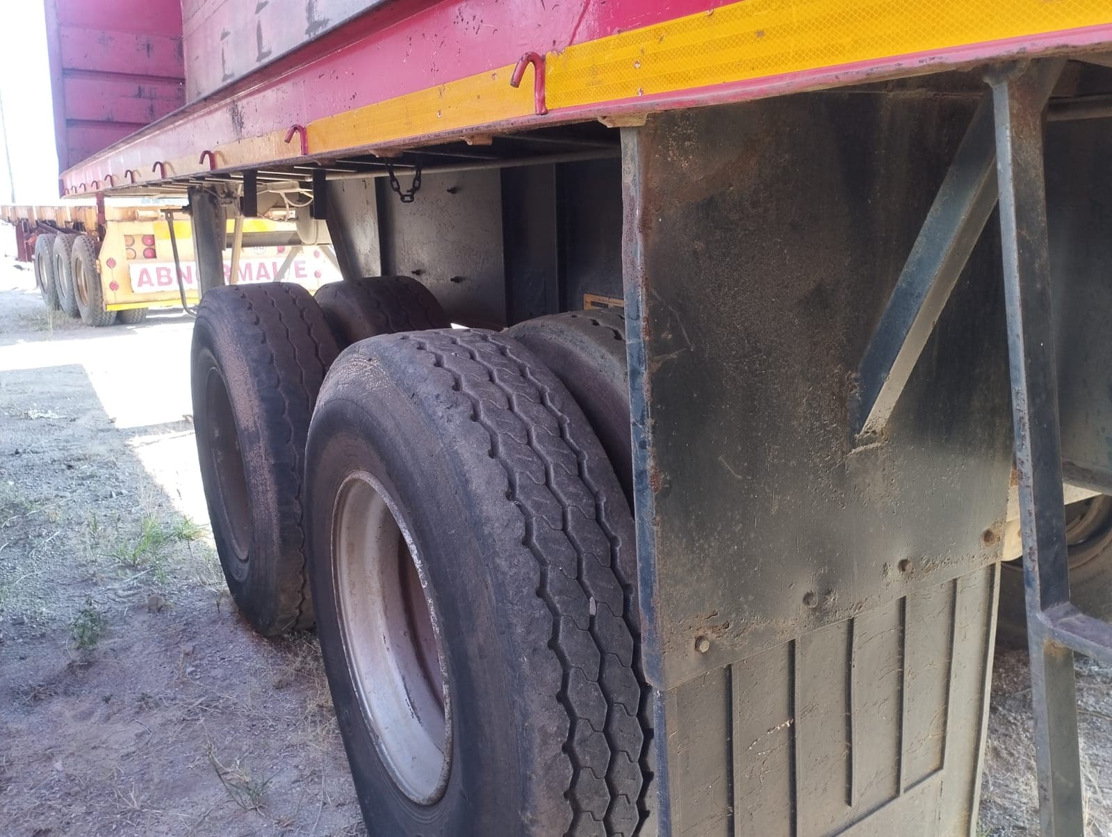 Semirremolque — Henred Fruehauf double axle tautliner | Semi-trailer — Henred Fruehauf double axle tautliner — imagen 3