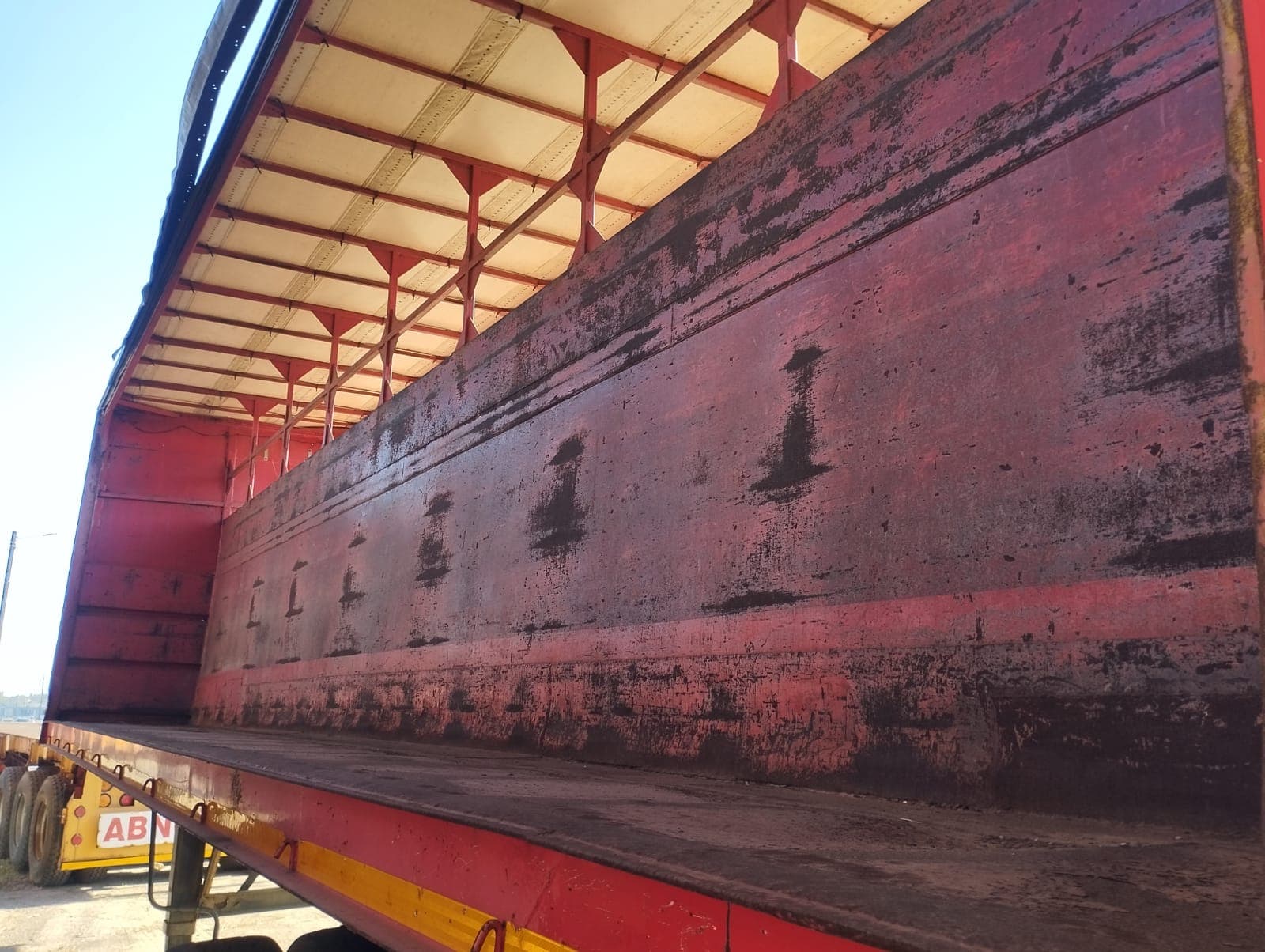 Semirremolque — Henred Fruehauf double axle tautliner | Semi-trailer — Henred Fruehauf double axle tautliner — imagen 5