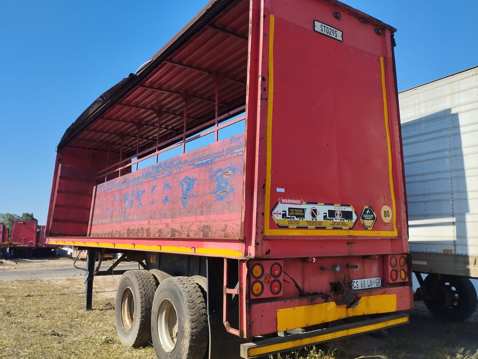 Semirremolque — Henred Fruehauf double axle tautliner | Semi-trailer — Henred Fruehauf double axle tautliner — imagen 10