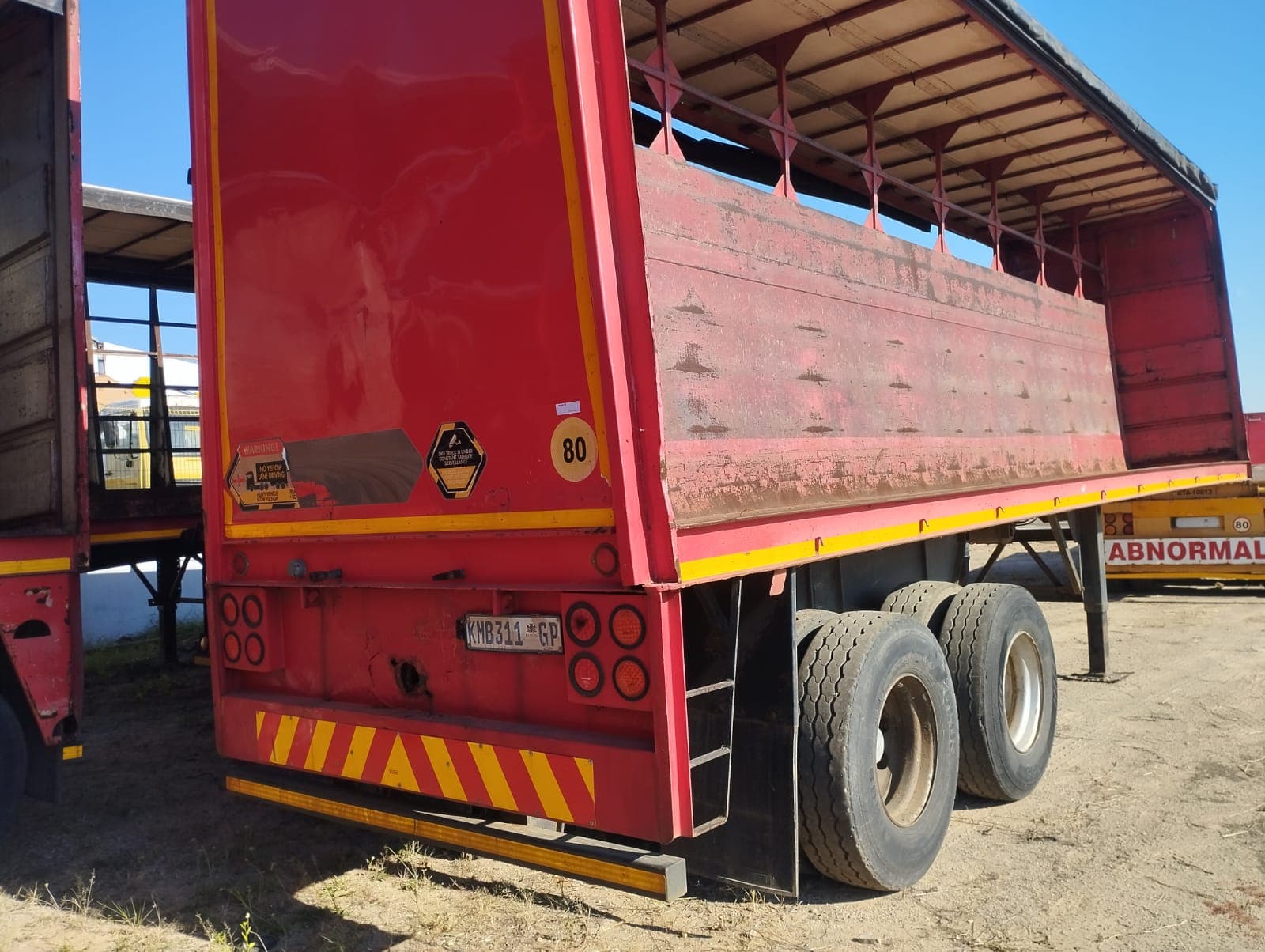 Semirremolque — Henred Fruehauf double axle tautliner | Semi-trailer — Henred Fruehauf double axle tautliner — imagen 6