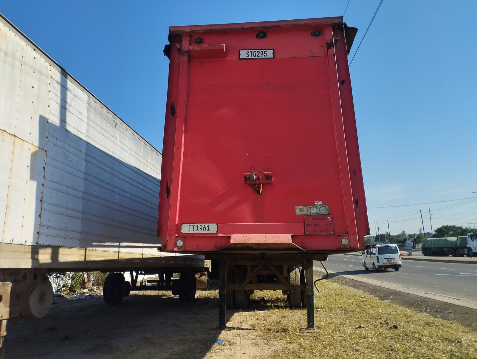 Semi-remorque — Henred Fruehauf double axle tautliner | Semi-trailer — Henred Fruehauf double axle tautliner — image 2