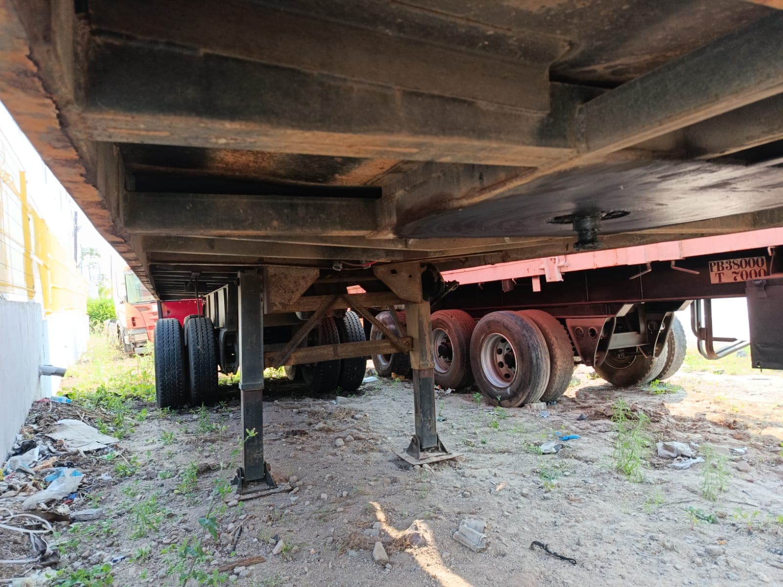 Semirremolque — Henred Fruehauf double axle tautliner | Semi-trailer — Henred Fruehauf double axle tautliner — imagen 3