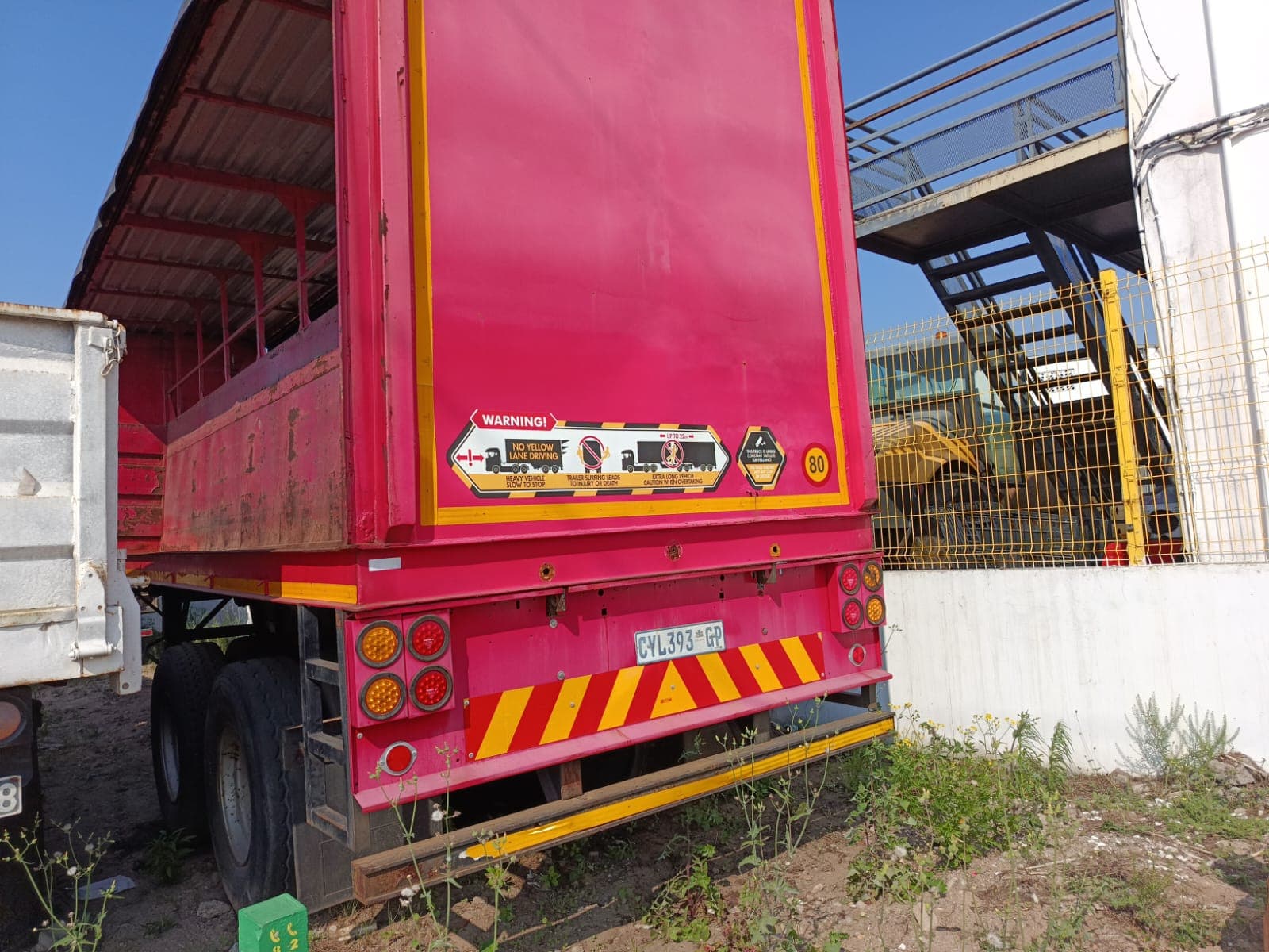 Semirremolque — Henred Fruehauf double axle tautliner | Semi-trailer — Henred Fruehauf double axle tautliner — imagen 5