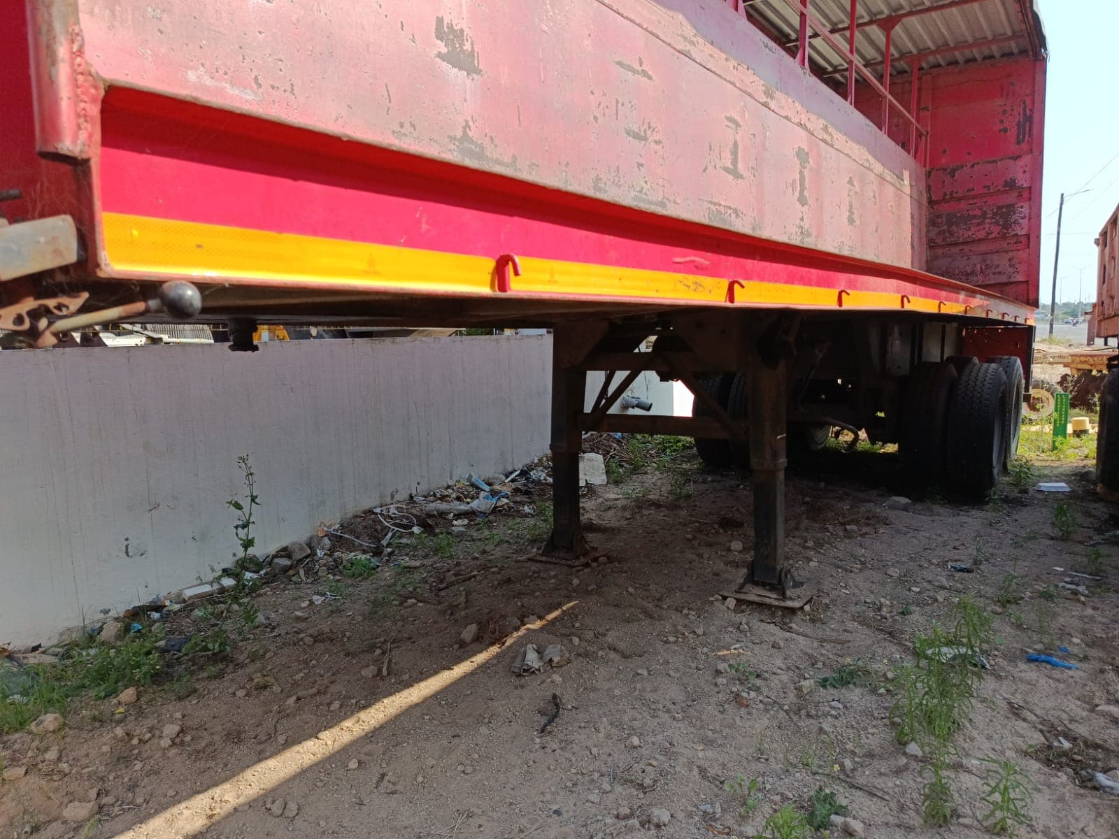 Semirremolque — Henred Fruehauf double axle tautliner | Semi-trailer — Henred Fruehauf double axle tautliner — imagen 2