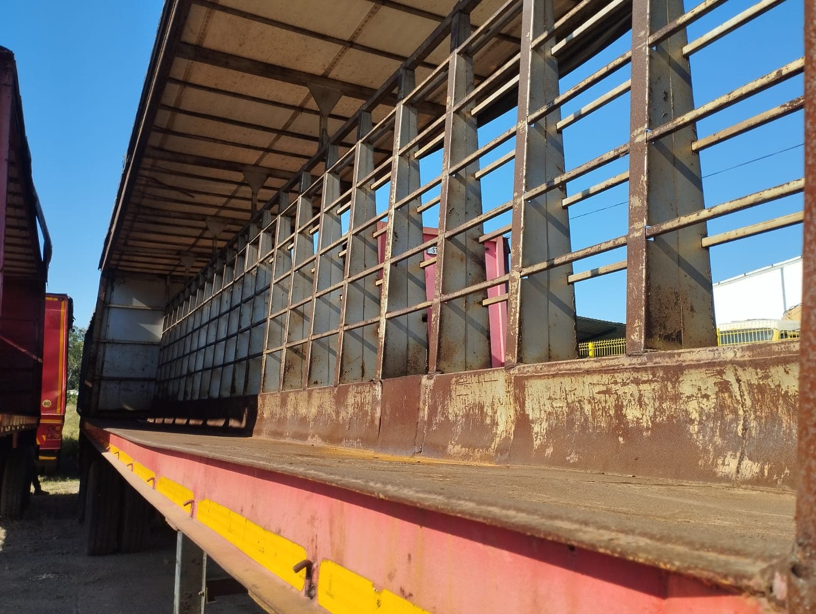 Semirreboque — Henred Fruehauf Double Axle Tautliner | Semi-trailer — Henred Fruehauf Double Axle Tautliner — imagem 2