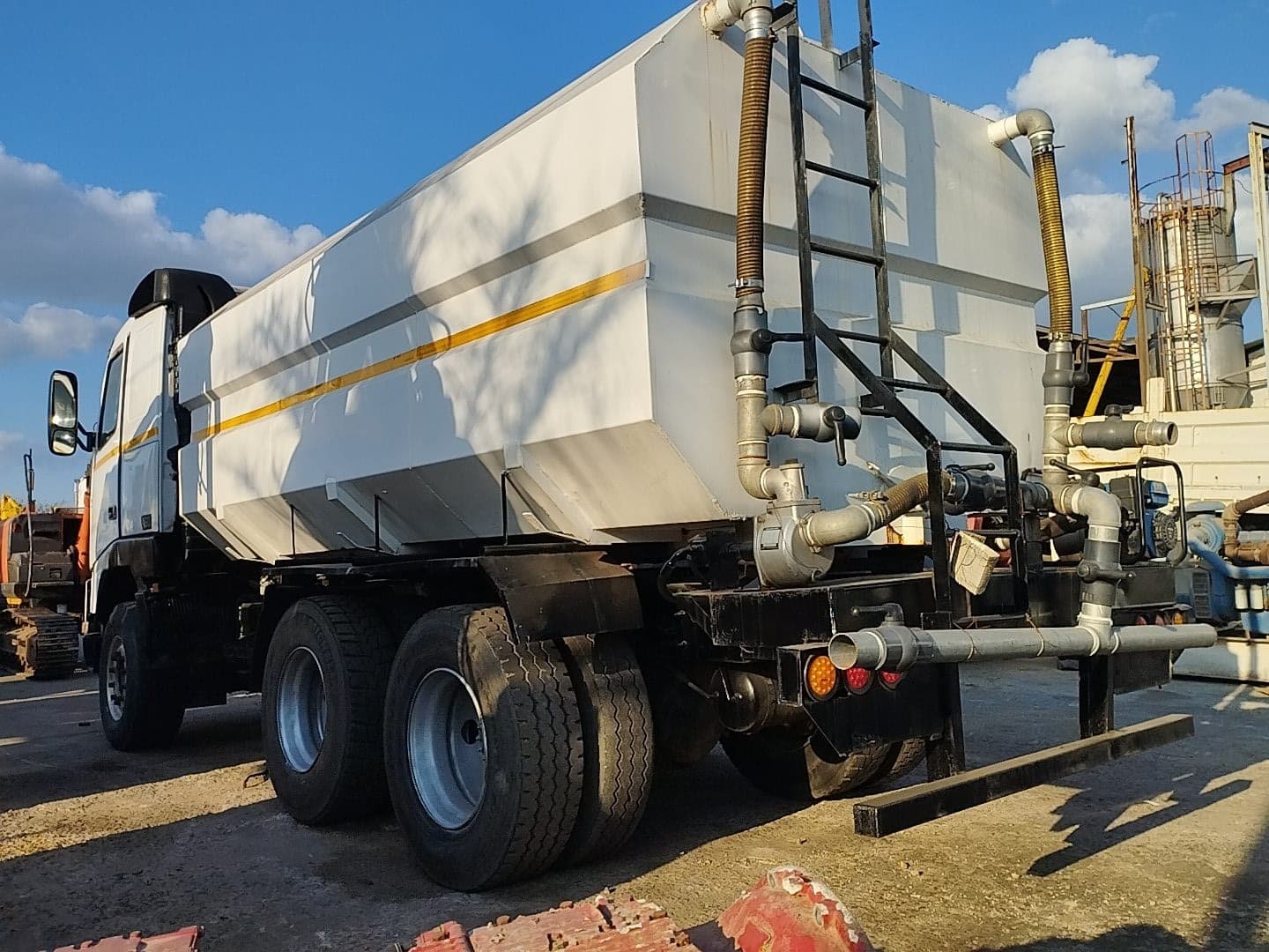 Camião-cisterna de 18000l — Volvo FH12 — 2007 | 18000 l tanker truck — Volvo FH12 — 2007 — imagem 4
