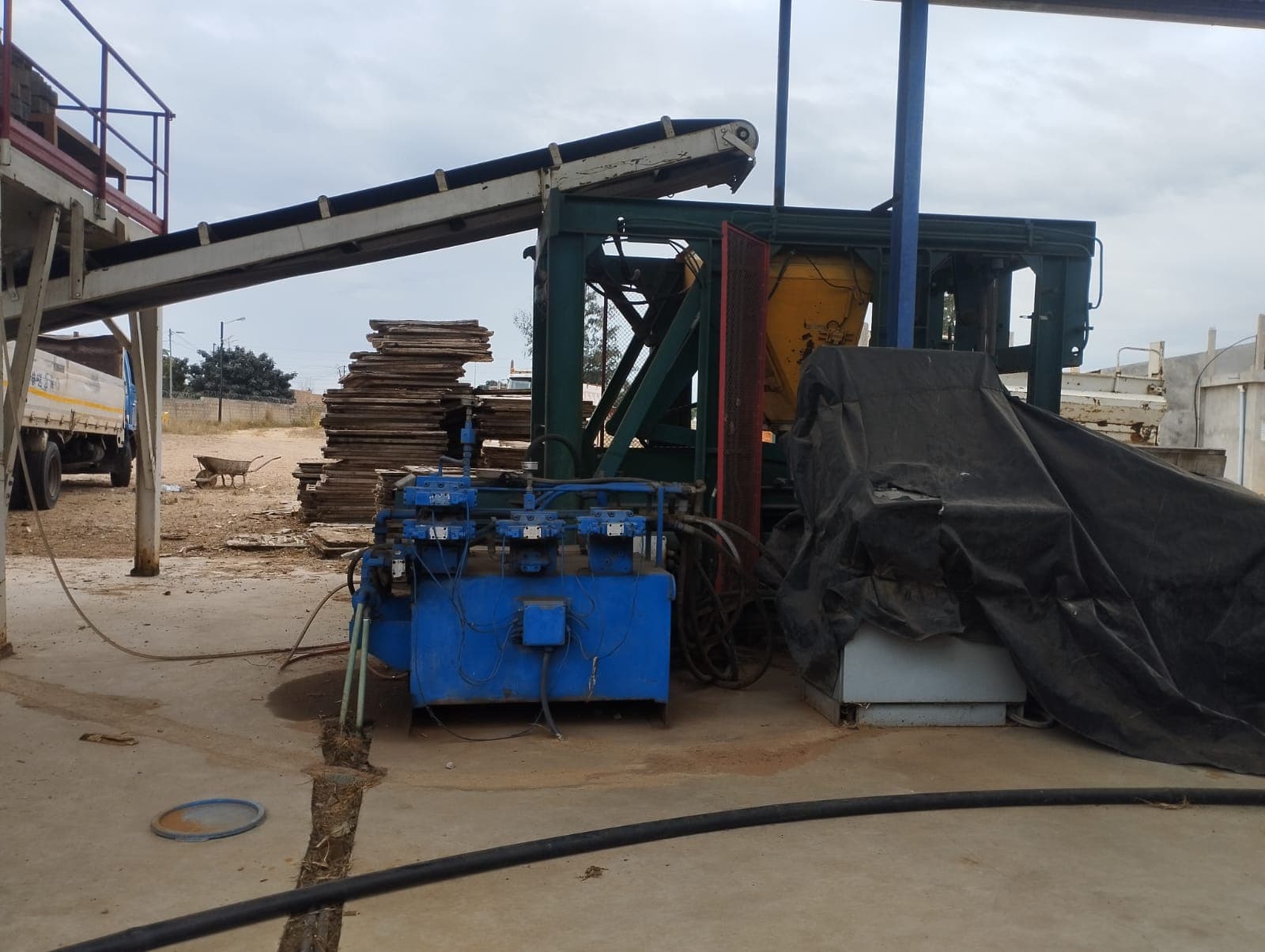 Industrial block-making machine — image 9