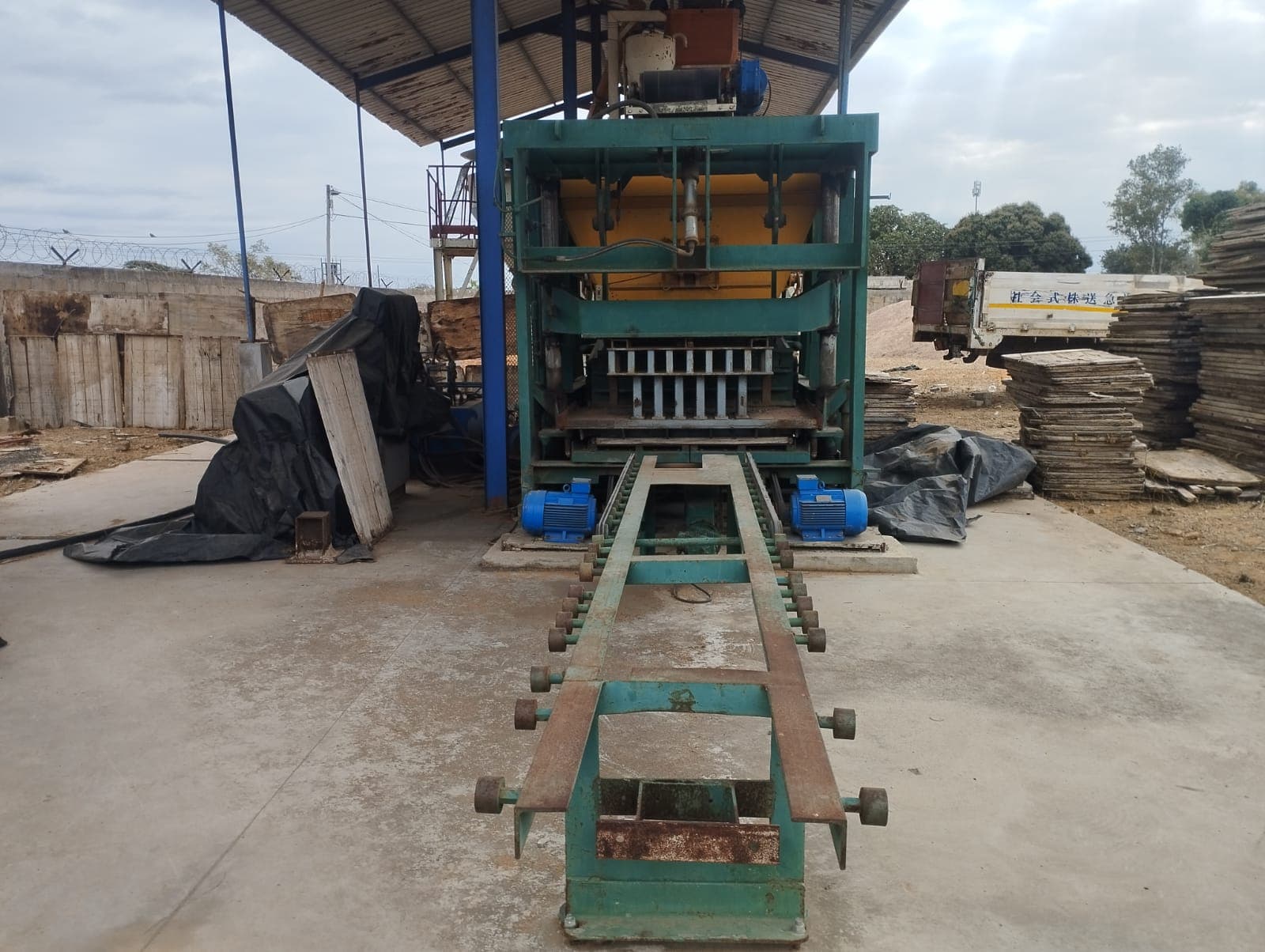 Industrial block-making machine — image 6