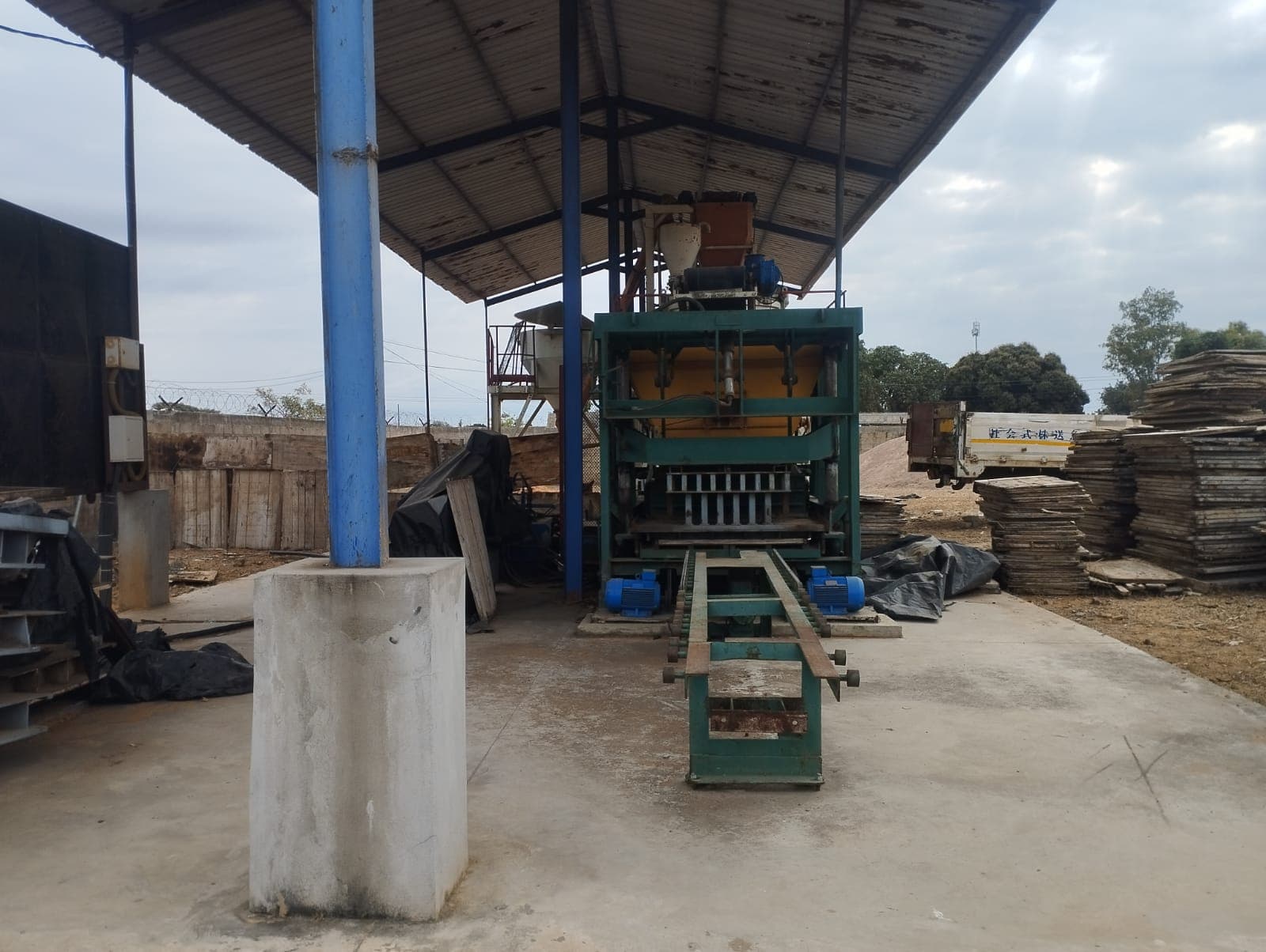 Industrial block-making machine — image 22