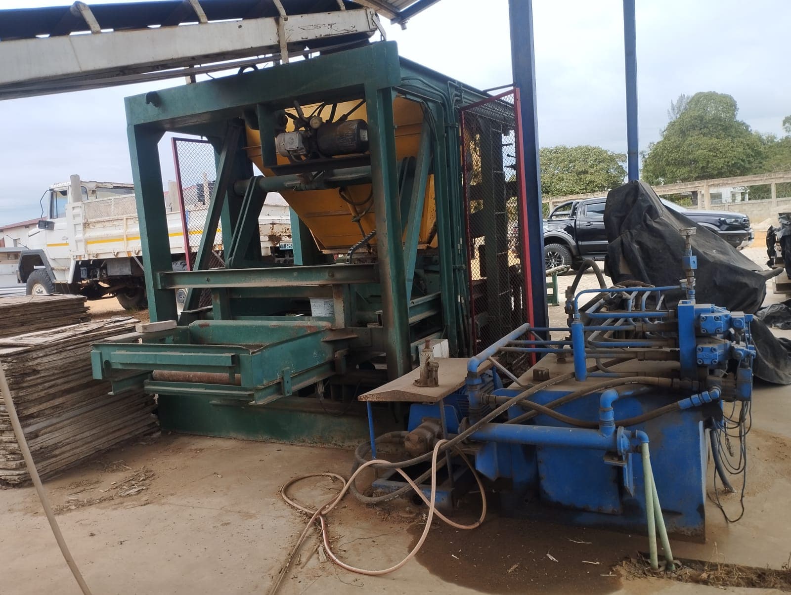 Industrial block-making machine — image 10
